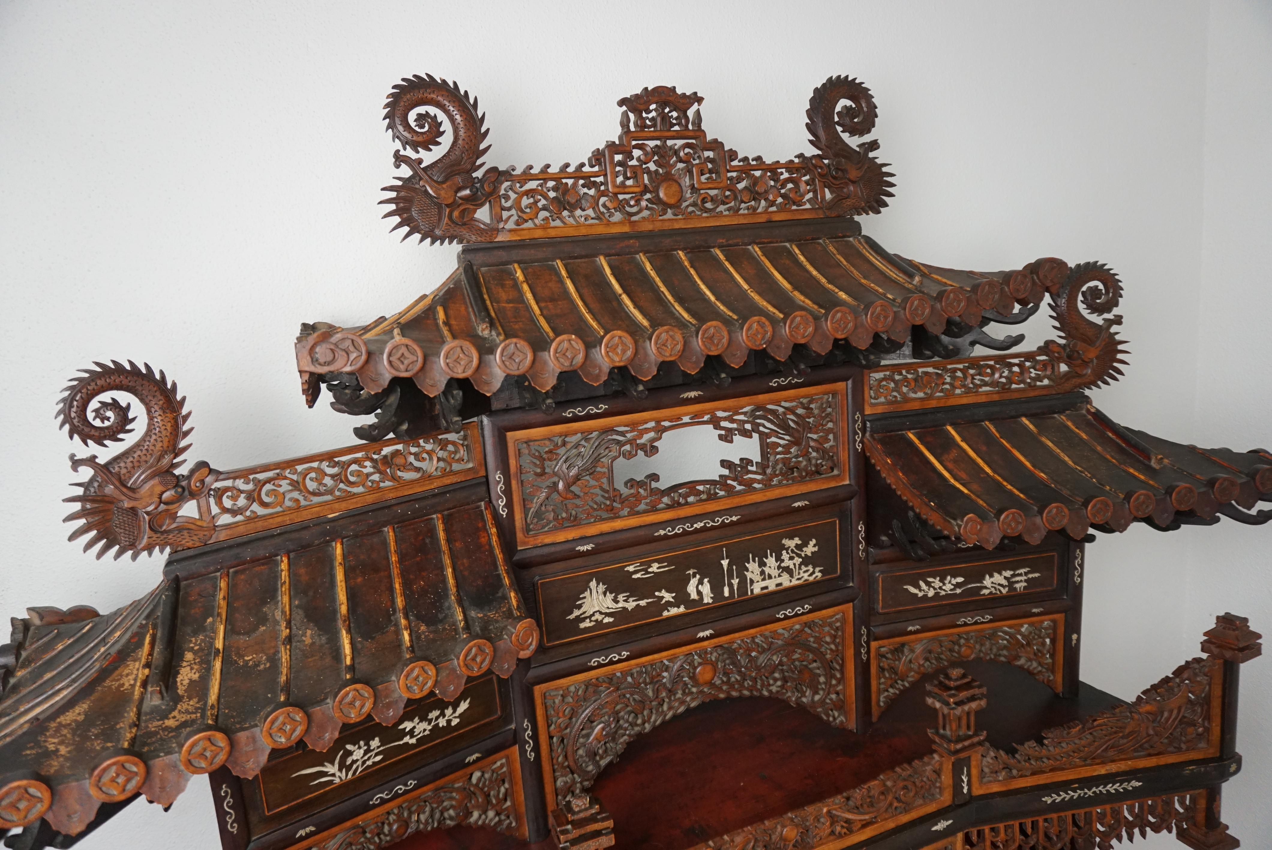 Chinois Rare et magnifique vitrine architecturale en Pagode, Chine en vente