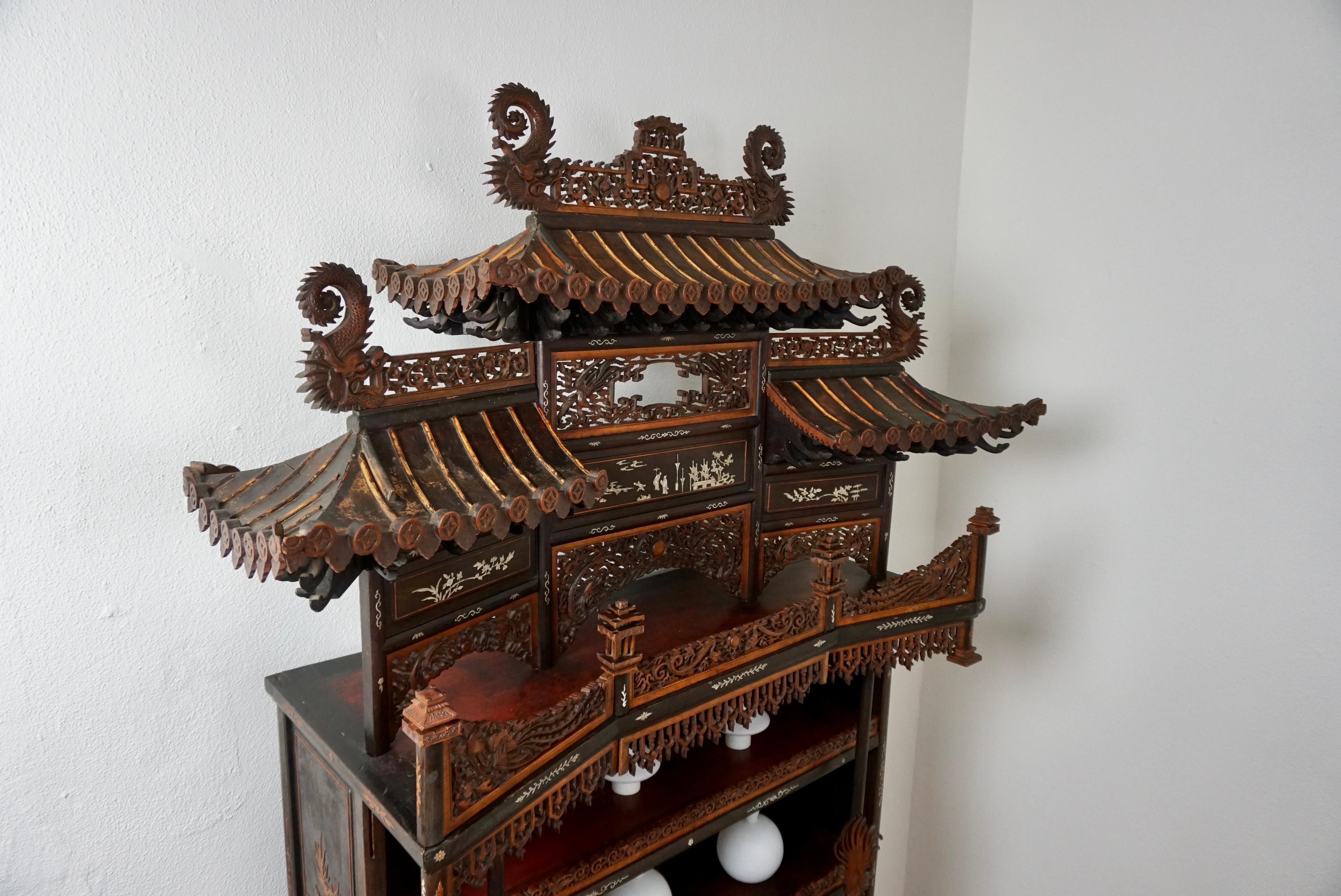 XIXe siècle Rare et magnifique vitrine architecturale en Pagode, Chine en vente