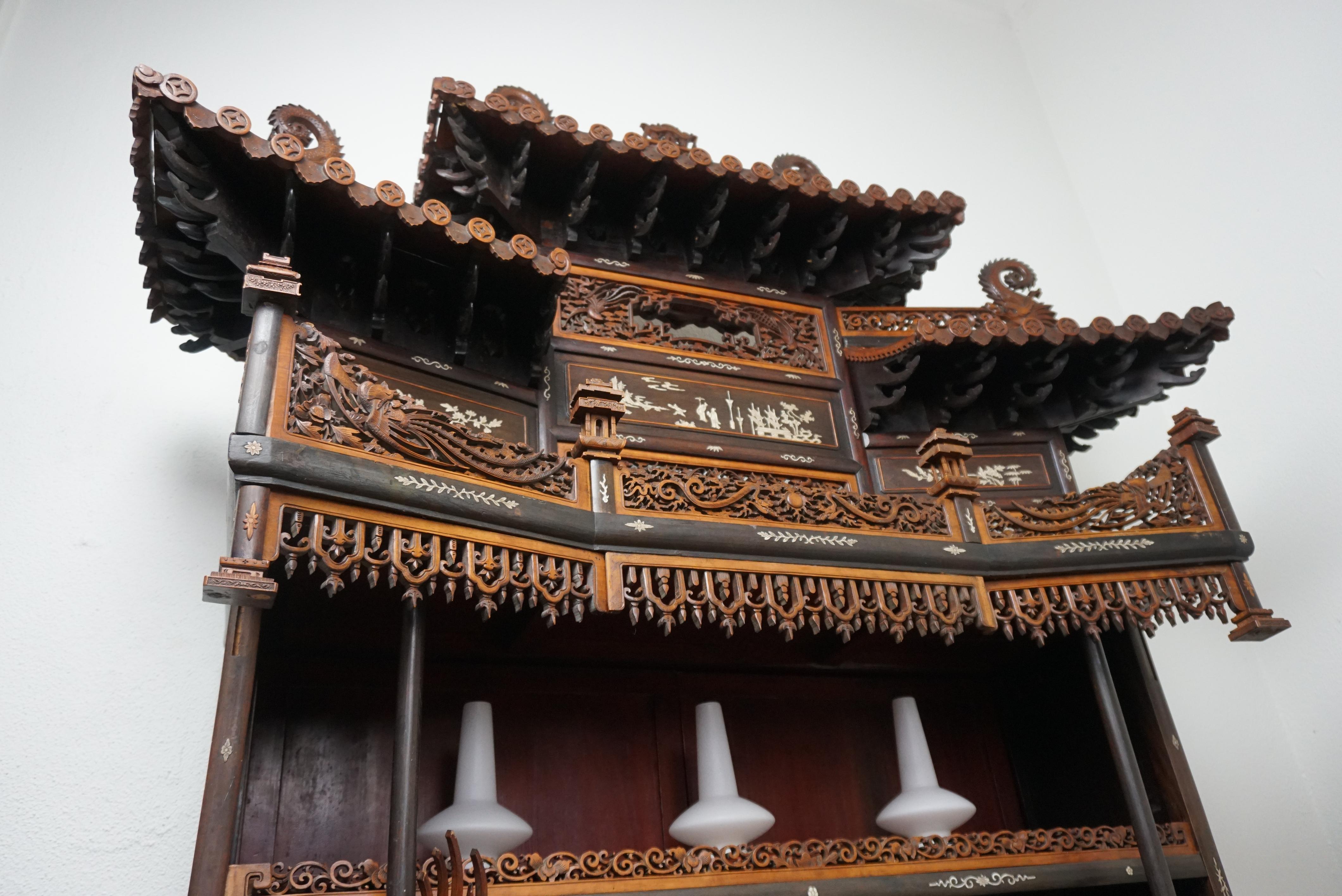Sapelli Rare et magnifique vitrine architecturale en Pagode, Chine en vente