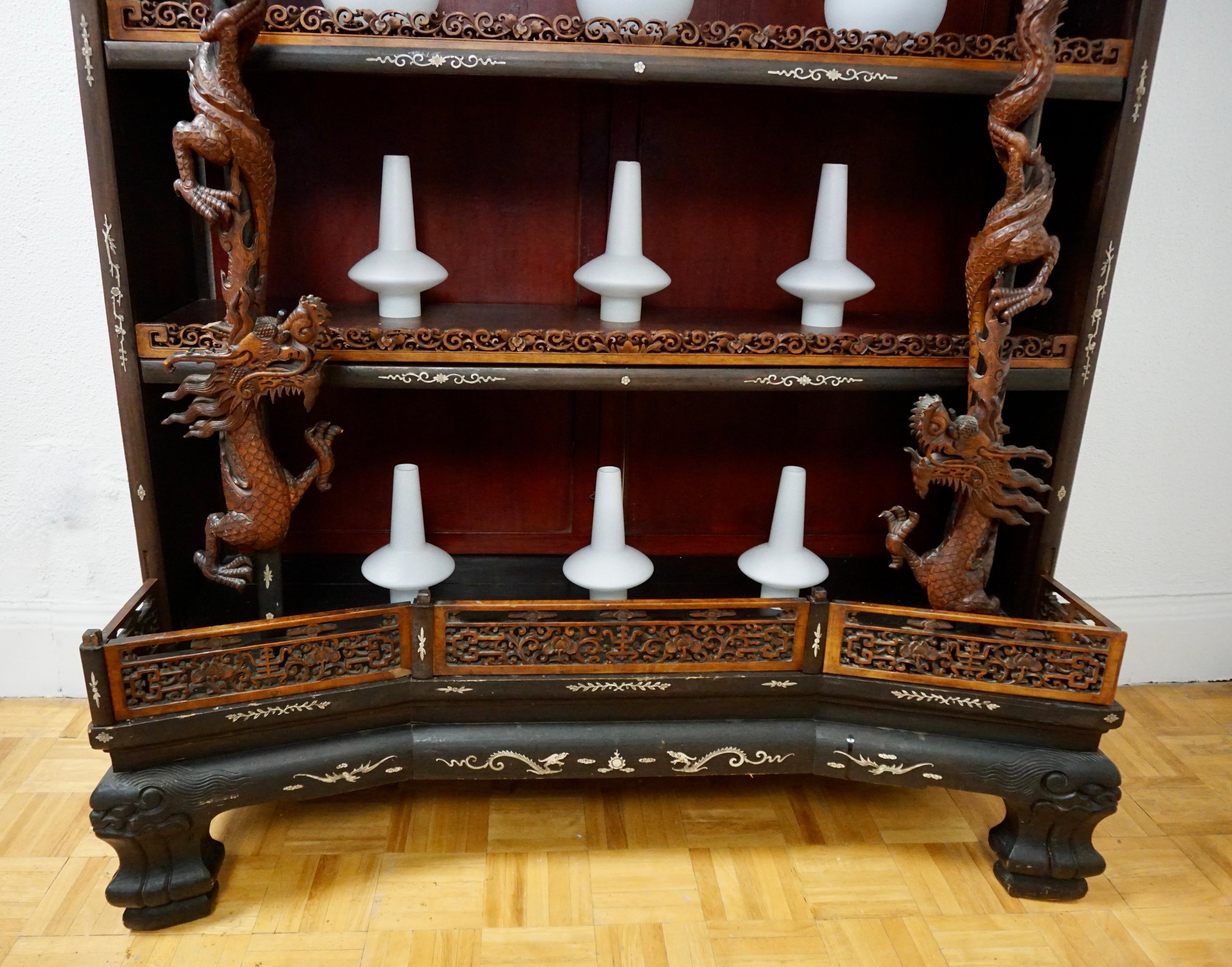 Rare et magnifique vitrine architecturale en Pagode, Chine en vente 1