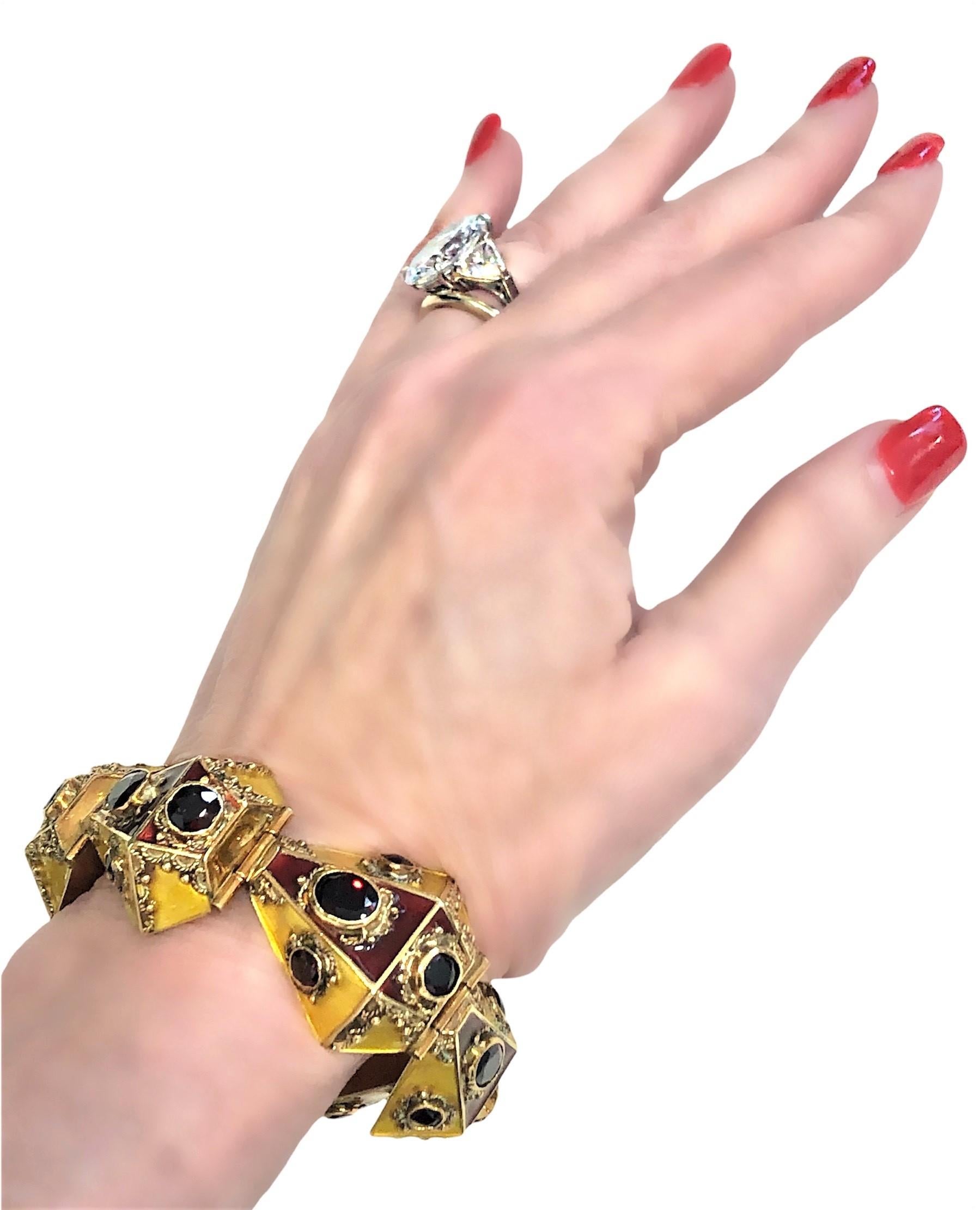 Bracelet italien rare et magnifique de style néo-étrusque, 18 carats, émail et grenat en vente 4
