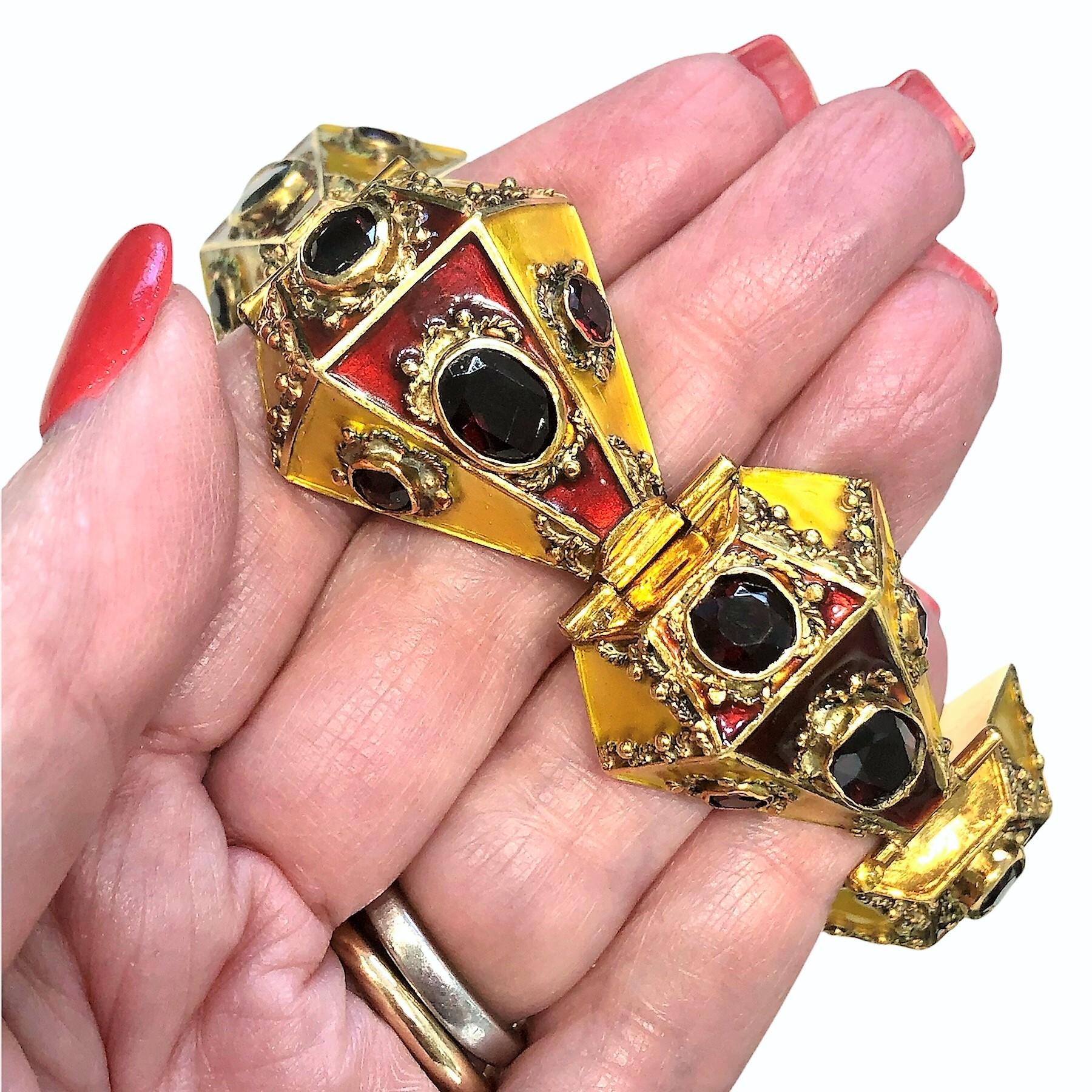 Rare and Beautiful Italian, 18k, Enamel and Garnet Etruscan Revival Bracelet In Good Condition For Sale In Palm Beach, FL