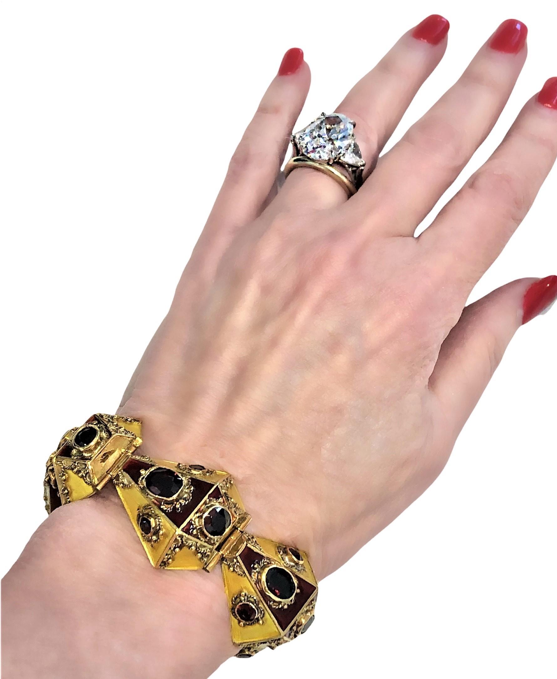 Bracelet italien rare et magnifique de style néo-étrusque, 18 carats, émail et grenat en vente 2