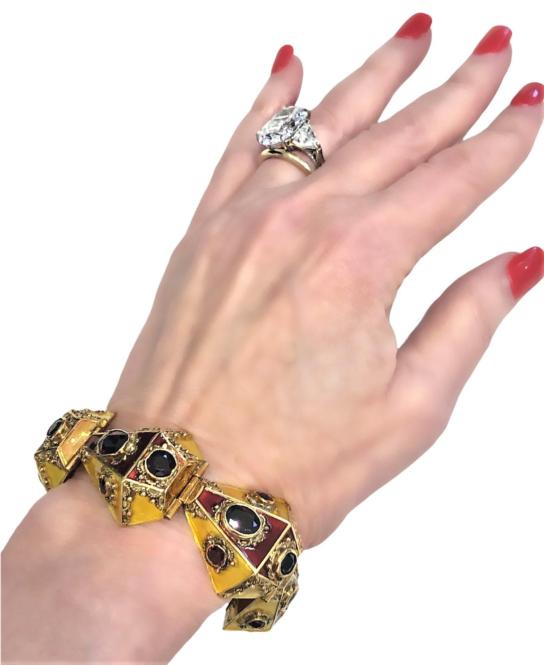 Bracelet italien rare et magnifique de style néo-étrusque, 18 carats, émail et grenat en vente 3