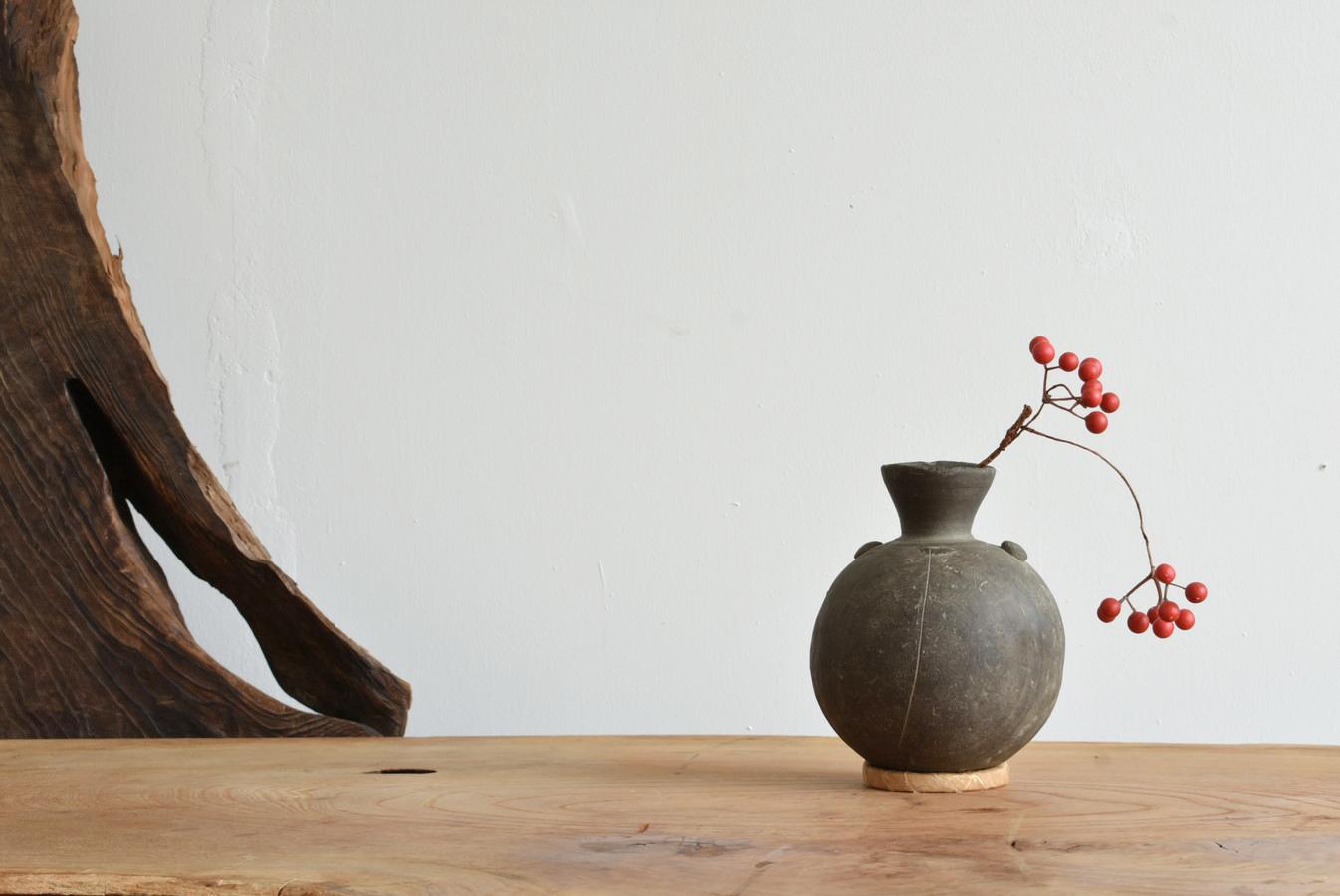 We have an aesthetic sense peculiar to Japanese people.
And we introduce the unique items that only we can do, the route of purchasing in Japan, the experience value so far, and the way that no one can imitate.


Sue pottery is called 