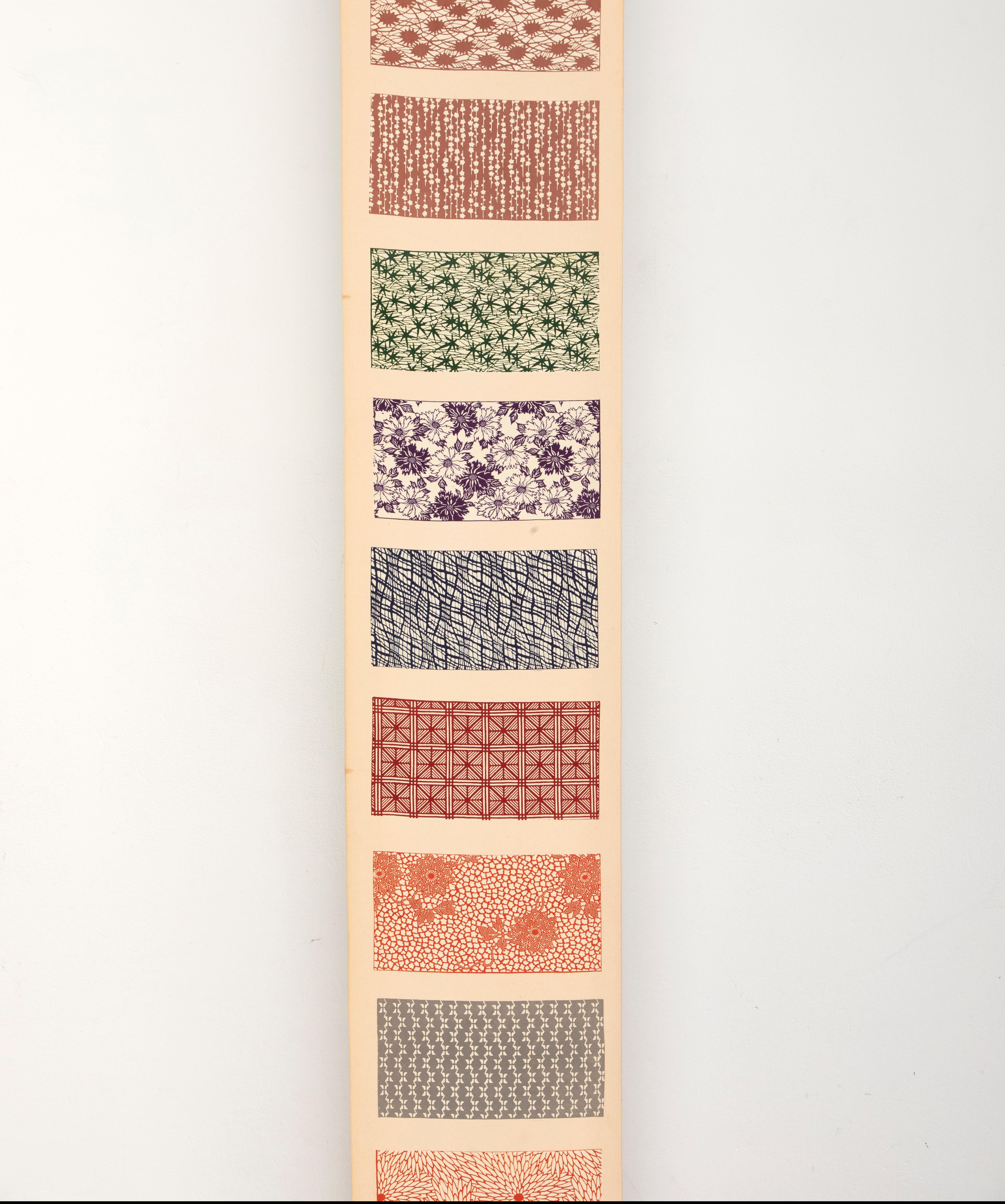 Rare and Beautiful Japanese Chirimen Silk Fabric Sampler '3rd of 4' (Japanisch) im Angebot