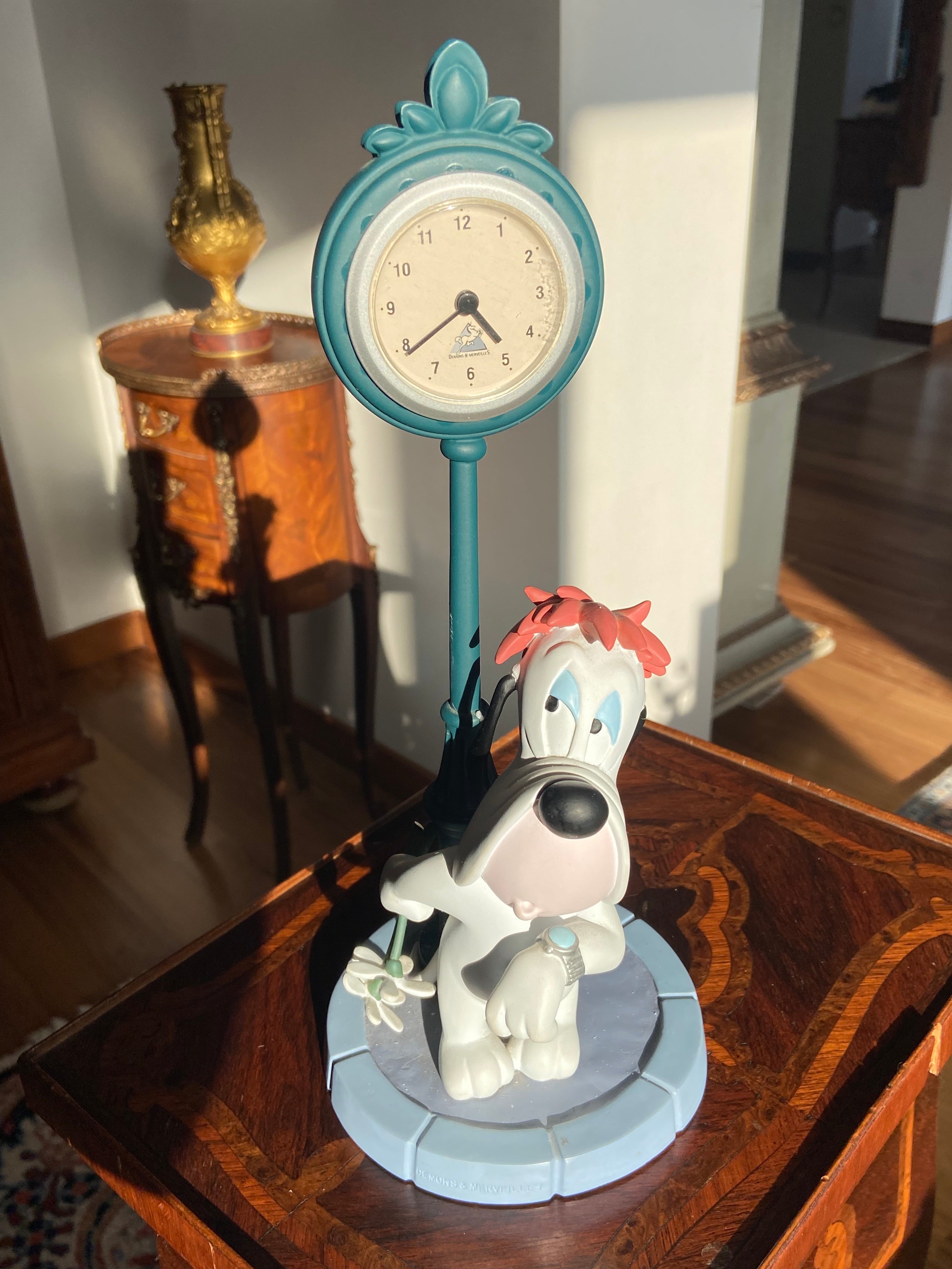 Statuetta di Droopy pronta per un appuntamento, realizzata da Demons & Merveilles.
Realizzato nel 2001 nella sua scatola originale in perfette condizioni.
Un regalo perfetto e una parte di una grande collezione.
USA, 2001.
 