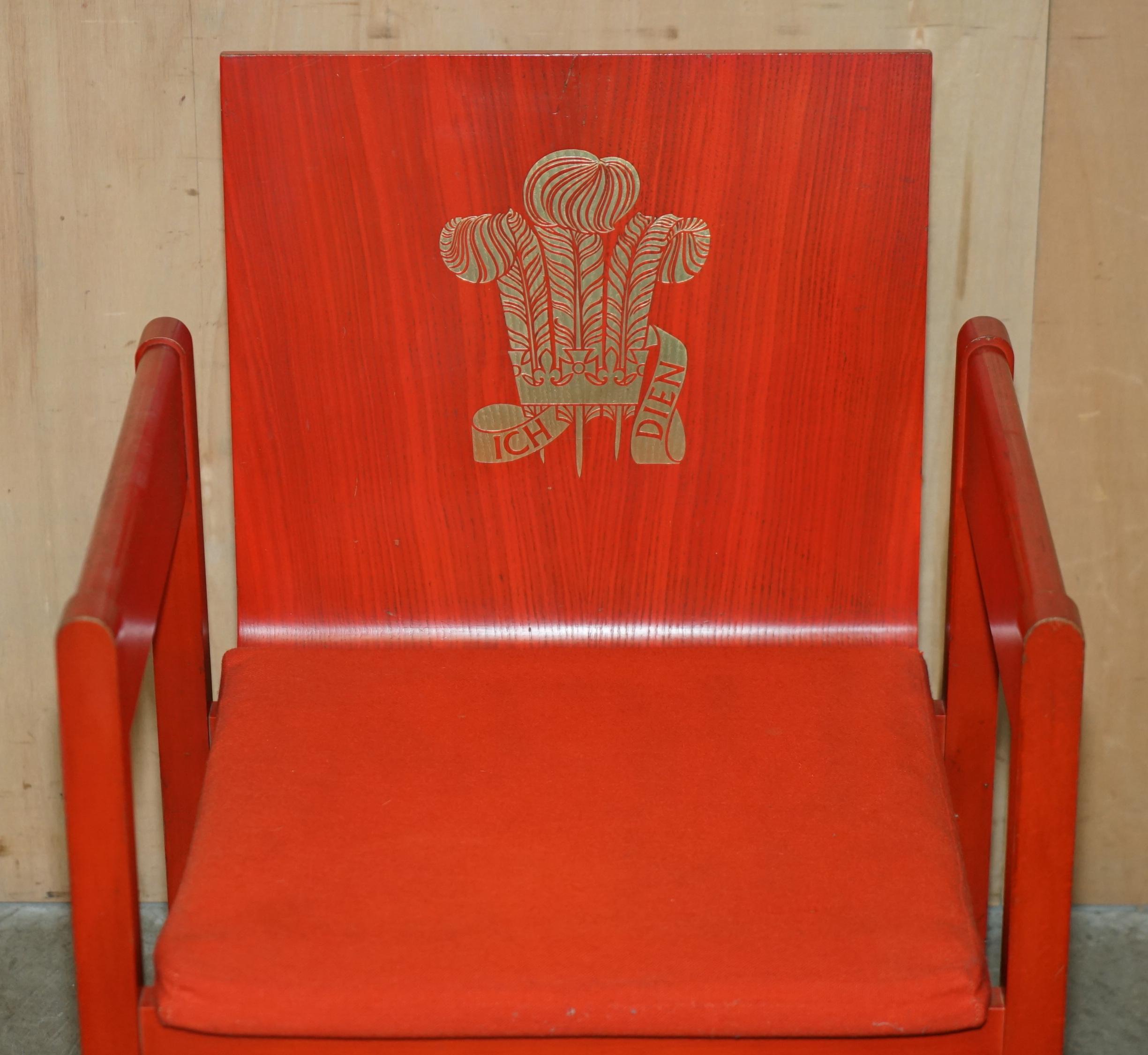 RARE AND COLLECTABLE ViNTAGE 1969 PRINCE CHARLES INVESTITURE ARMCHAIR In Good Condition For Sale In West Sussex, Pulborough