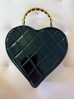 Trousse de maquillage « Heart » en cuir verni noir, pièce rare et de collection de la collection Barbie Chanel 95P