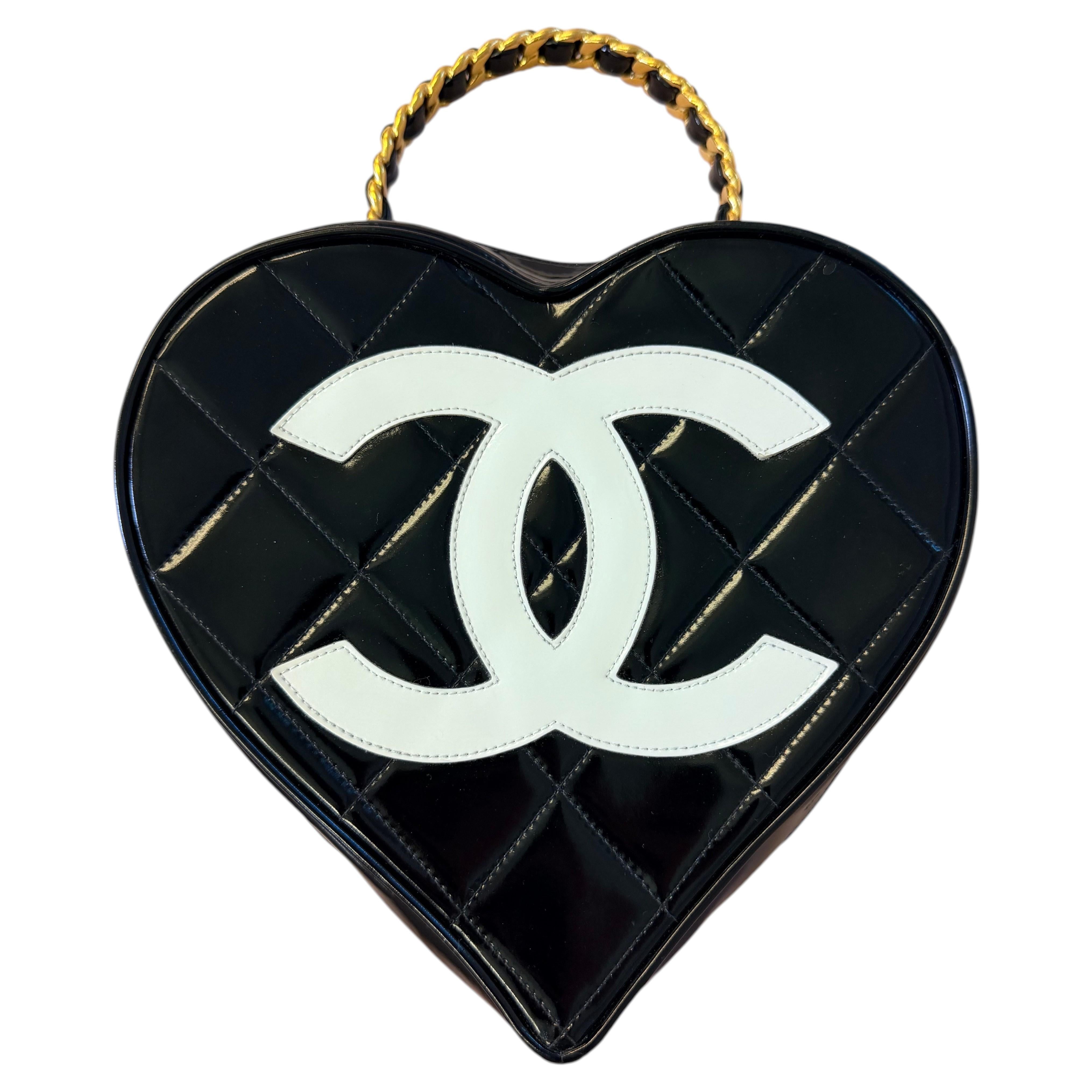 Trousse de maquillage « Heart » en cuir verni noir, pièce rare et de collection de la collection Barbie Chanel 95P