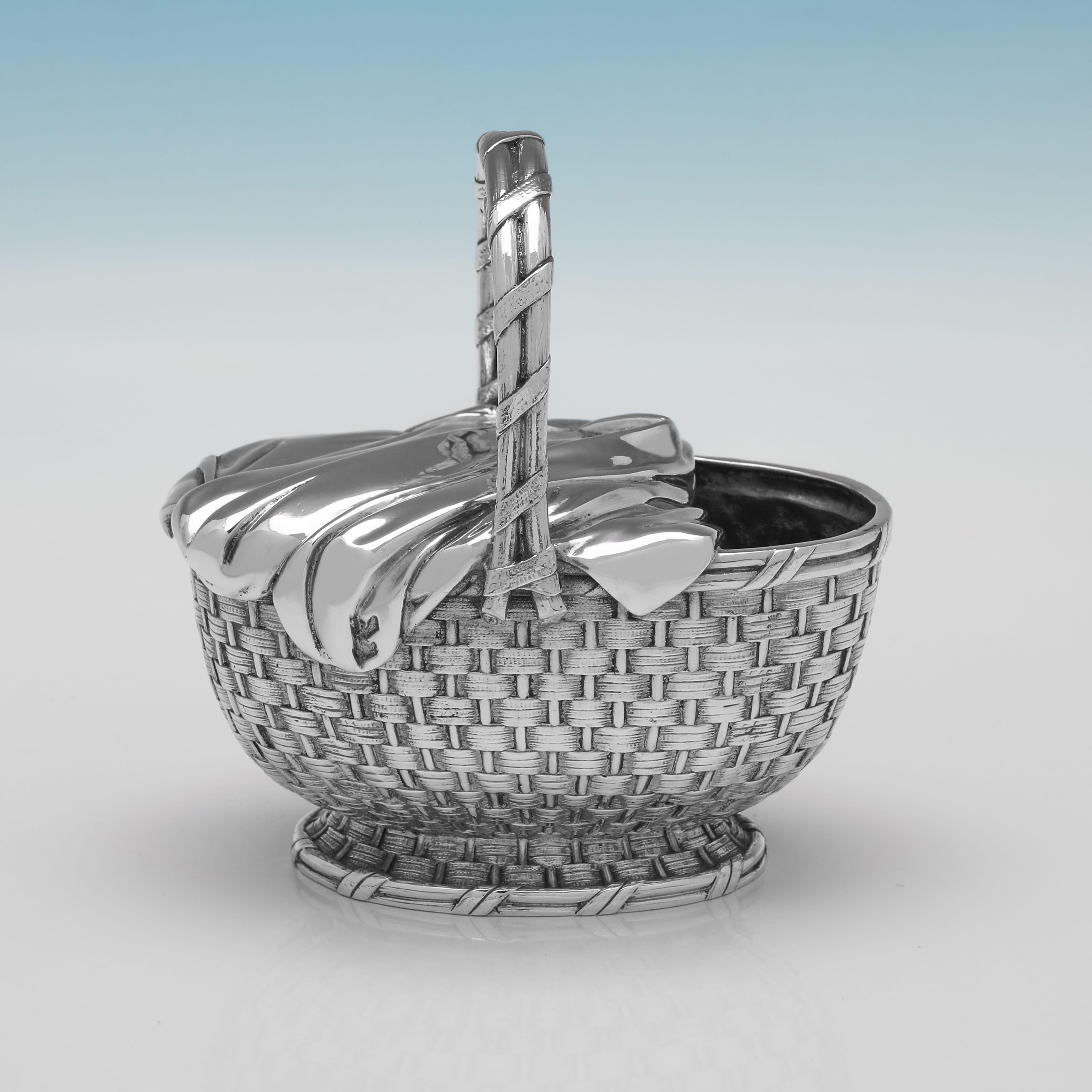 Realizzato nel 1882 da Elkington & Co., questo affascinante scaldacucchiaio vittoriano in argento antico ha la forma di un cestino da picnic. Lo scaldacucchiaio misura 5,5