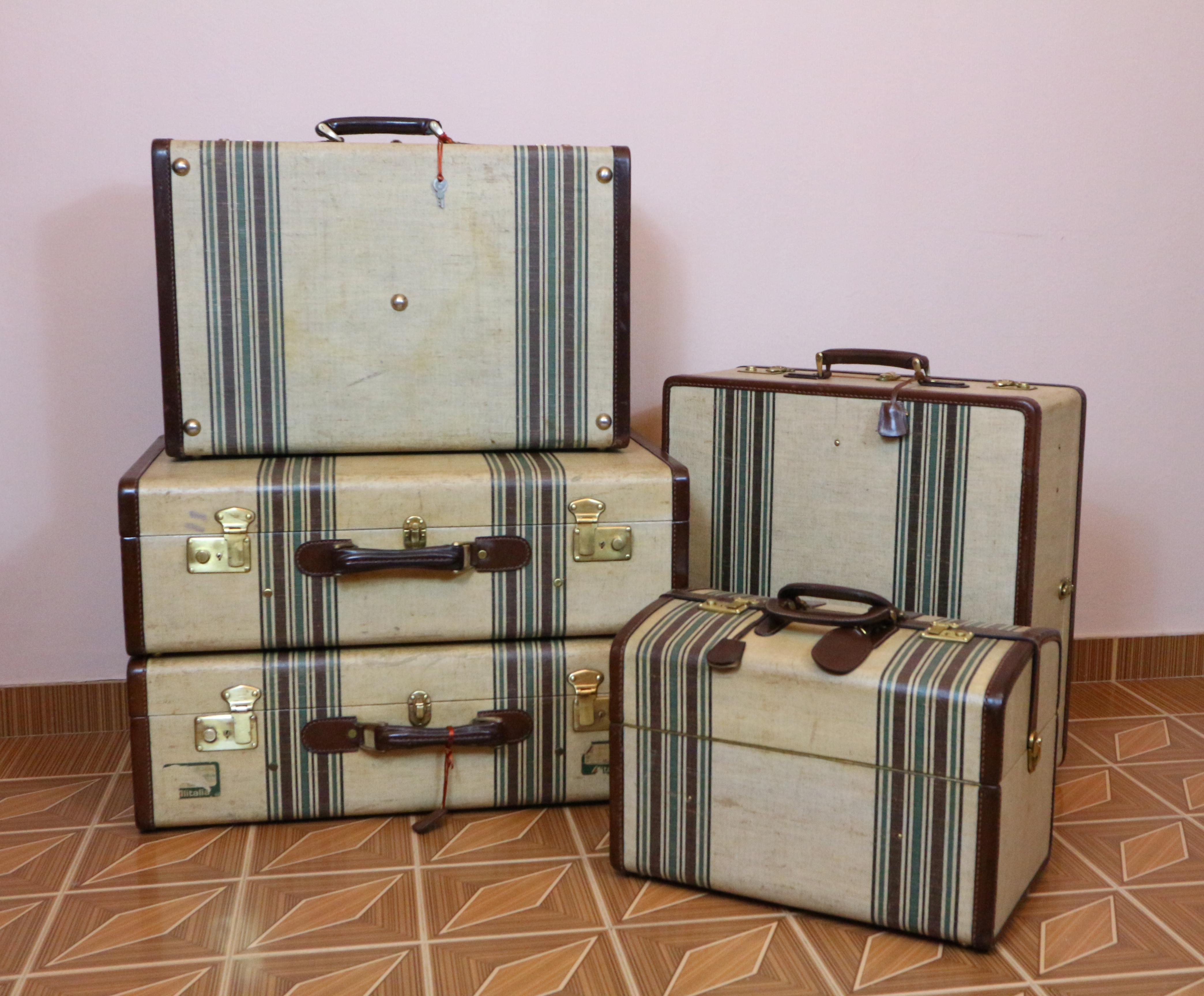 Complete glam travel set with real Italian taste
wood covered with waxed fabric, brass finish, satin interior, original keys.
Equipped beauty case with compartment for accessories.
Wardrobe suitcase complete with all accessories for clothes.
The