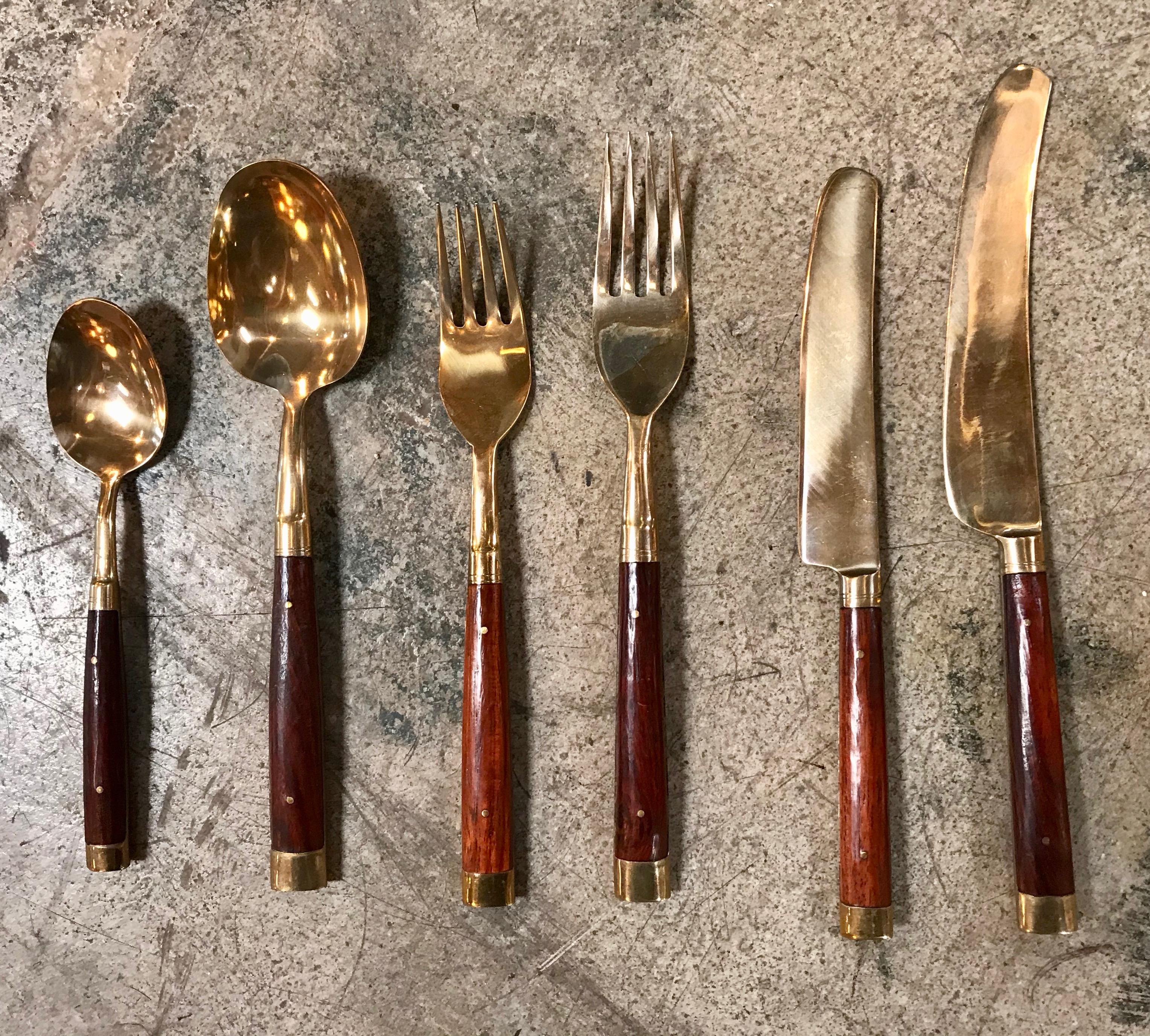 Rare and complete tableware set of 36 Pz for six persons in brass and wood, Italy, 1950s
The set includes an eight pieces; 2 serving forks, 2 serving spoons, cheese knife and carving knife. 
The measurements are for the longest piece.