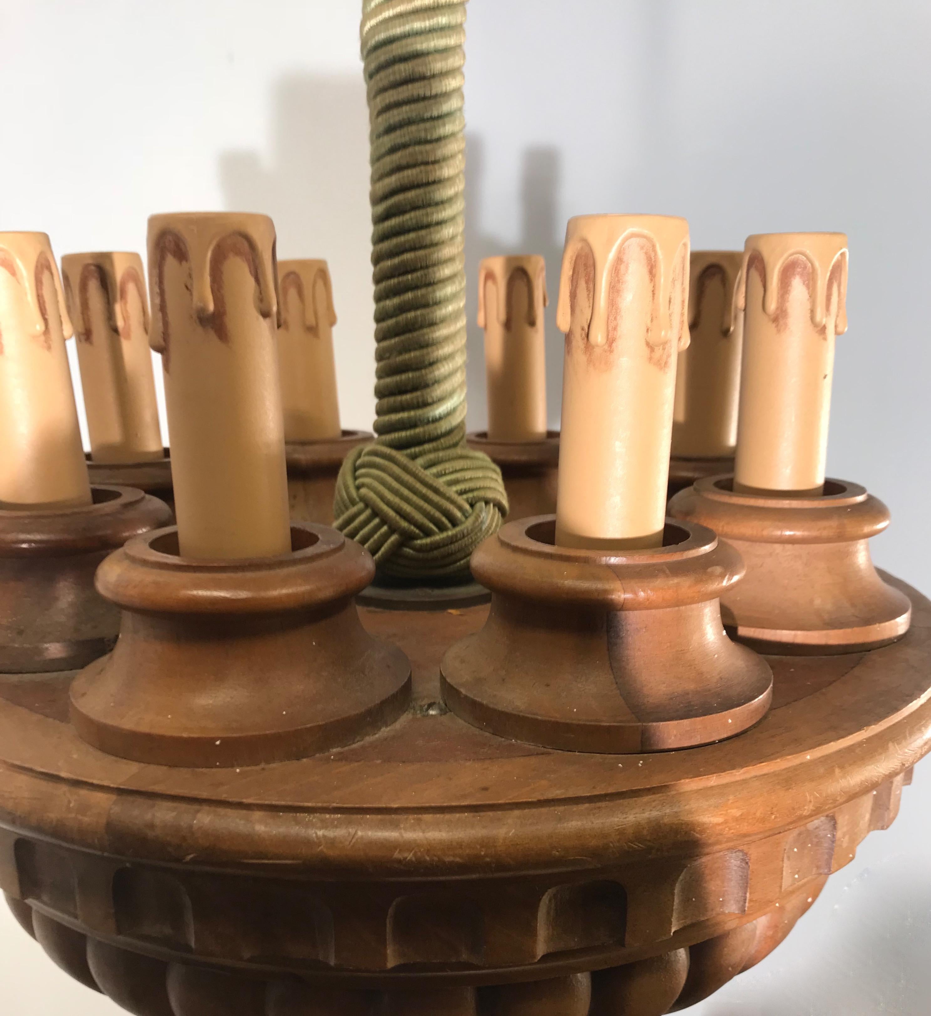 Seltene und dekorative acht-Licht-Pendelleuchte aus geschnitztem Nussbaumholz aus den frühen 1900er Jahren im Angebot 4
