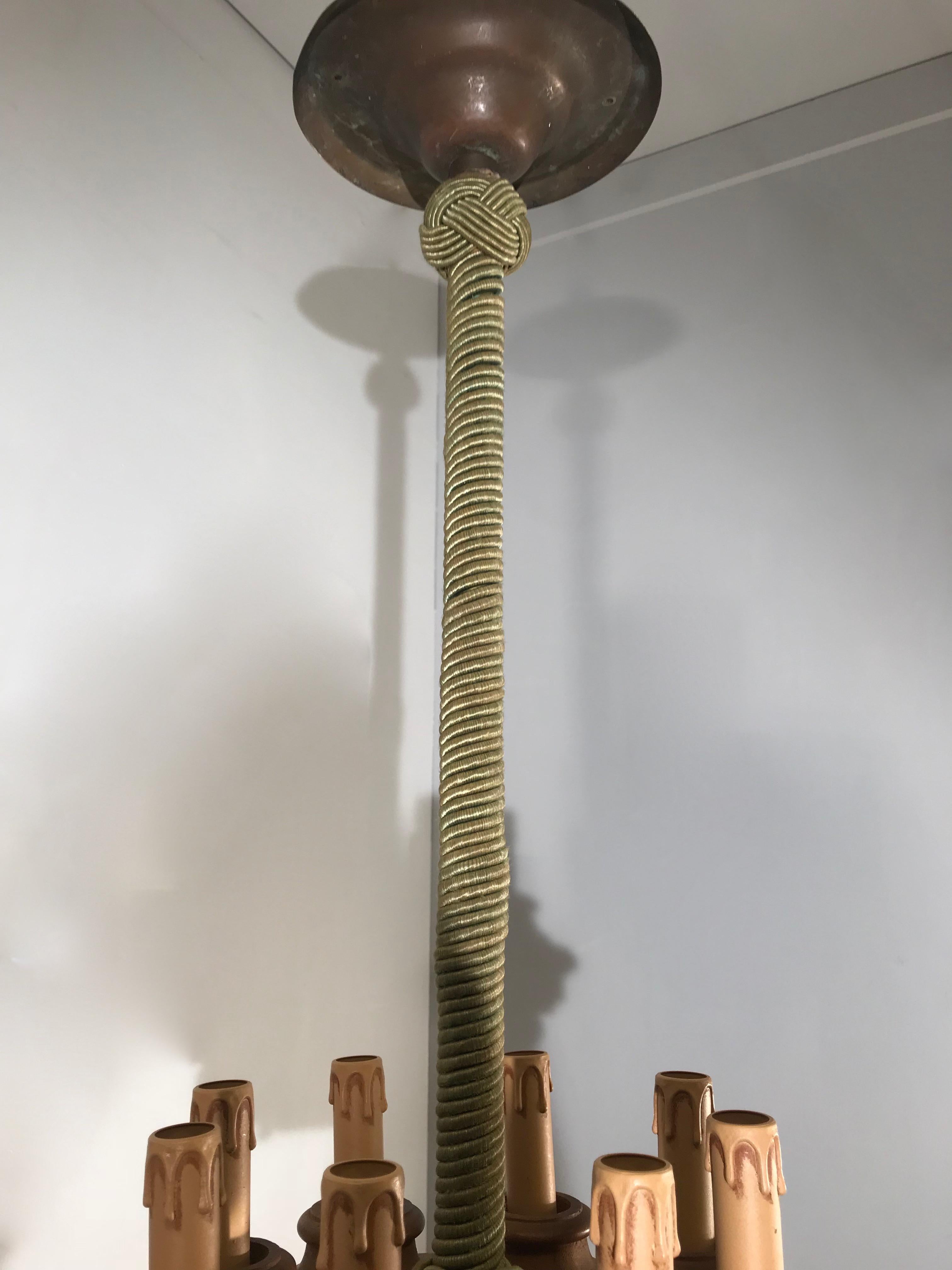 Seltene und dekorative acht-Licht-Pendelleuchte aus geschnitztem Nussbaumholz aus den frühen 1900er Jahren im Angebot 5