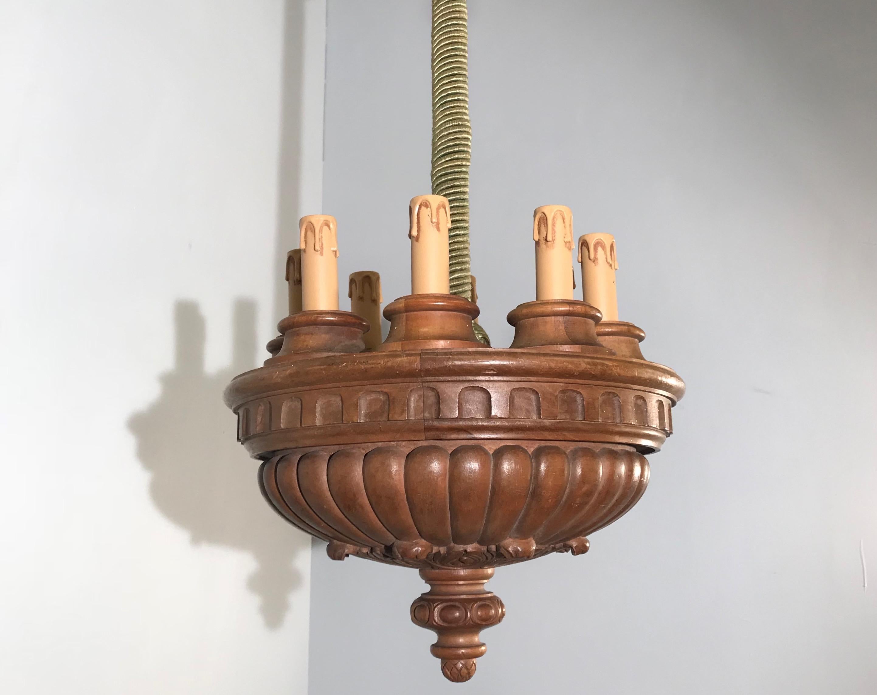 Seltene und dekorative acht-Licht-Pendelleuchte aus geschnitztem Nussbaumholz aus den frühen 1900er Jahren (Niederländisch) im Angebot