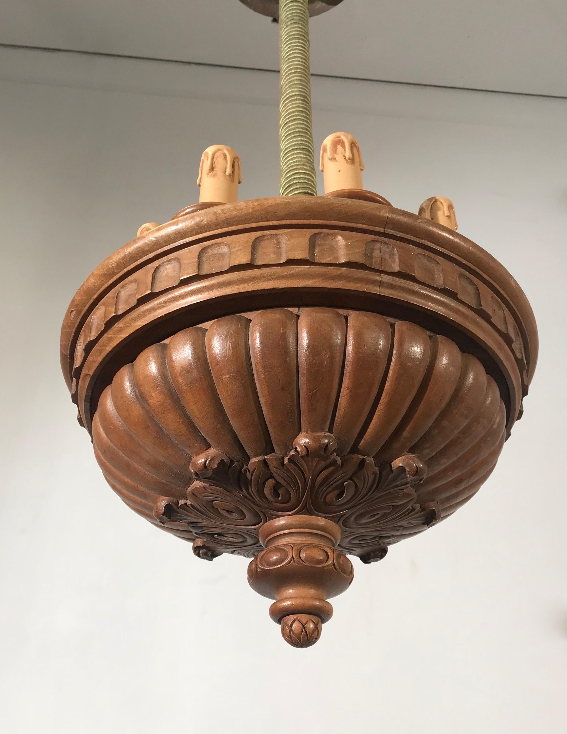 Seltene und dekorative acht-Licht-Pendelleuchte aus geschnitztem Nussbaumholz aus den frühen 1900er Jahren im Zustand „Hervorragend“ im Angebot in Lisse, NL