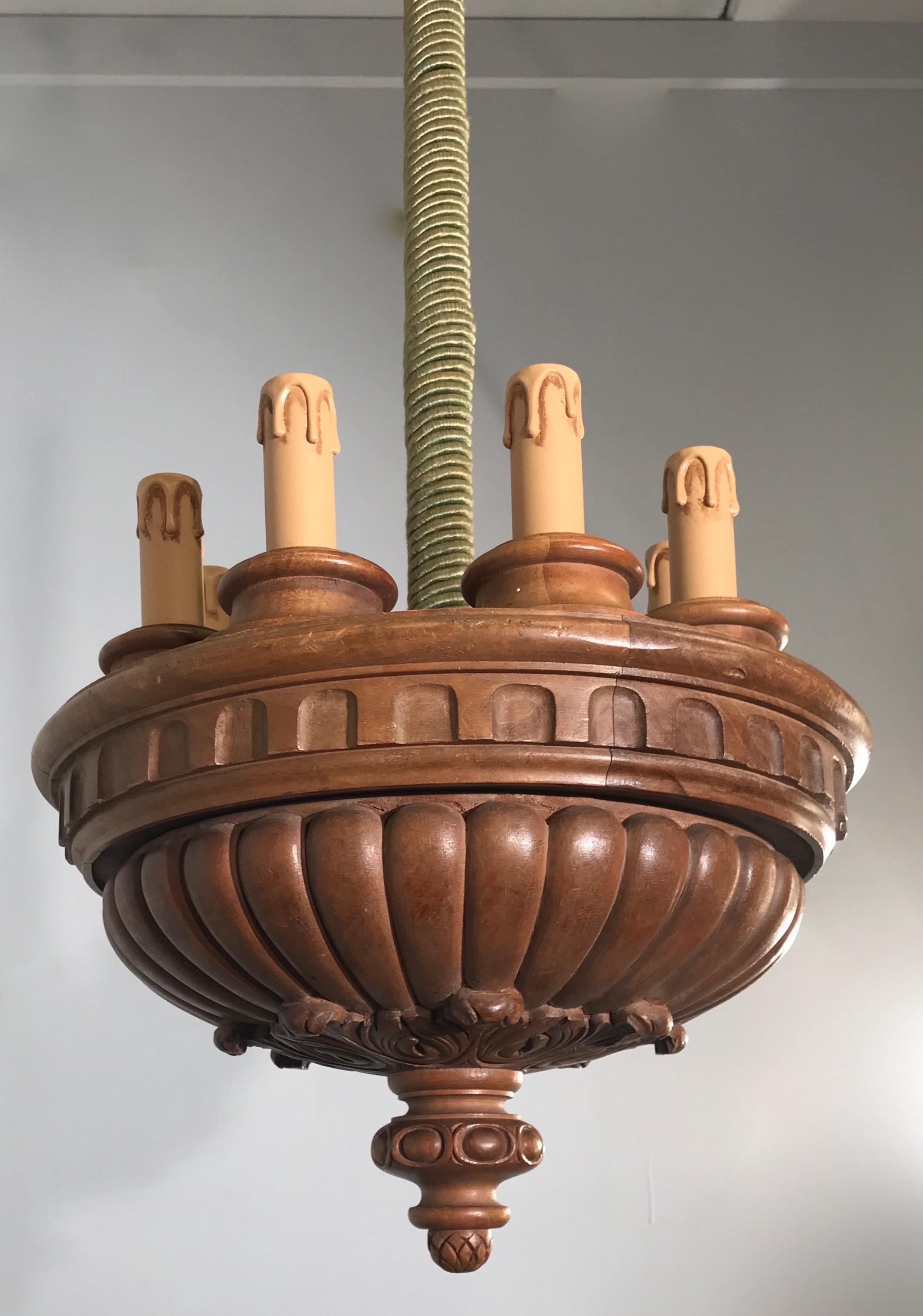 Seltene und dekorative acht-Licht-Pendelleuchte aus geschnitztem Nussbaumholz aus den frühen 1900er Jahren (Messing) im Angebot