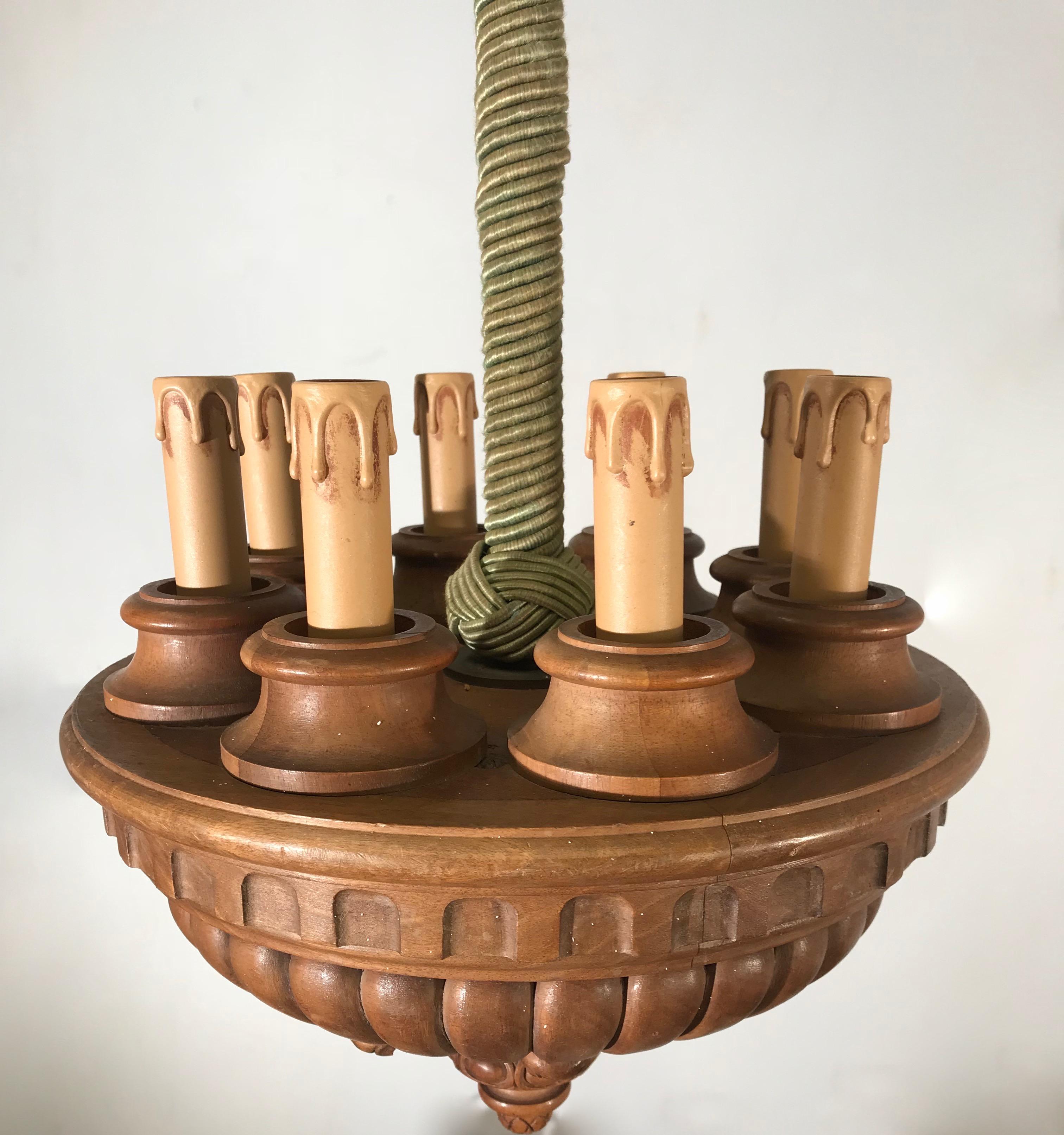 Seltene und dekorative acht-Licht-Pendelleuchte aus geschnitztem Nussbaumholz aus den frühen 1900er Jahren im Angebot 1