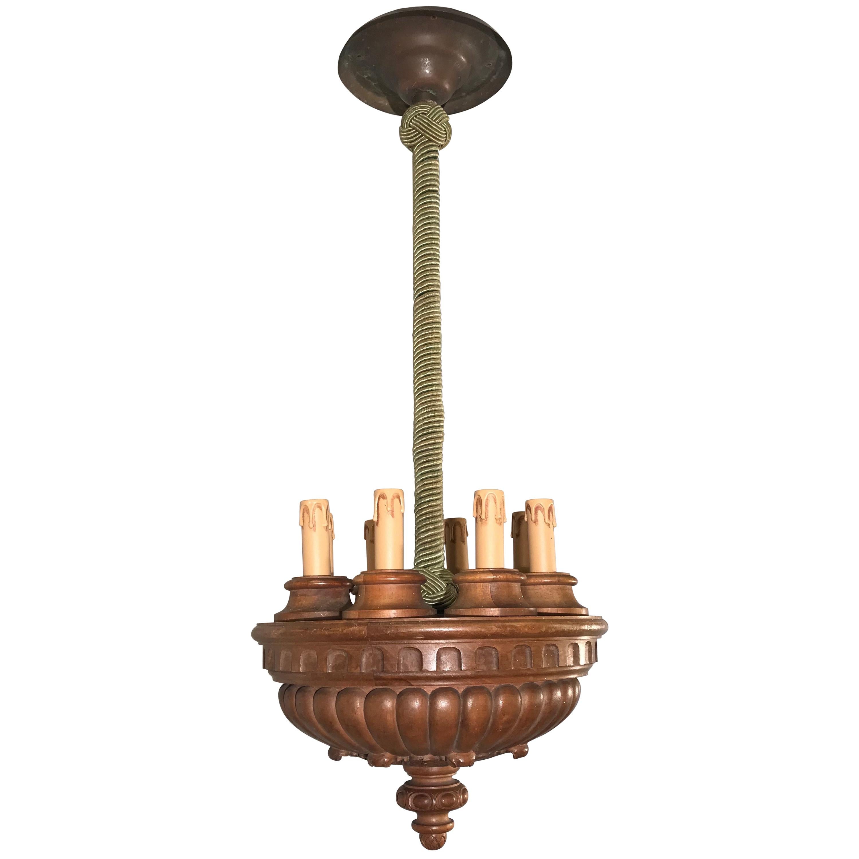 Seltene und dekorative acht-Licht-Pendelleuchte aus geschnitztem Nussbaumholz aus den frühen 1900er Jahren im Angebot
