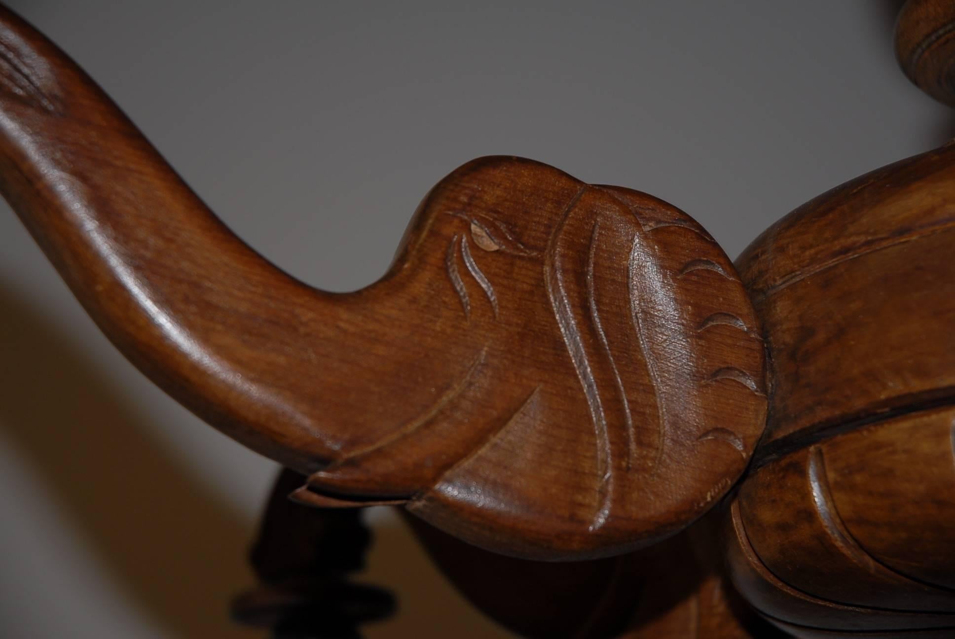 Néerlandais Lampe à suspension/lustre rare et décoratif sur le thème de l'éléphant, sculpté à la main, époque Art déco en vente