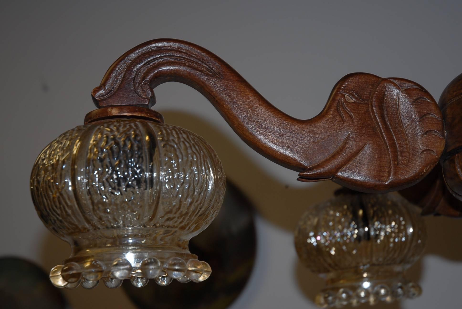 Verre Lampe à suspension/lustre rare et décoratif sur le thème de l'éléphant, sculpté à la main, époque Art déco en vente