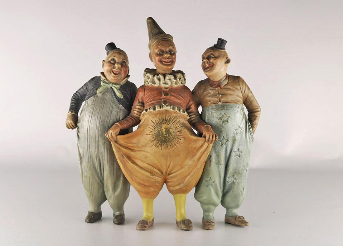 Rare, unique et détaillée figure vintage de trois clowns en terre cuite. La pièce vintage présente trois clowns alignés qui montrent des visages particulièrement expressifs et quelque peu grotesques dans leur composition. De plus, les gestes et les