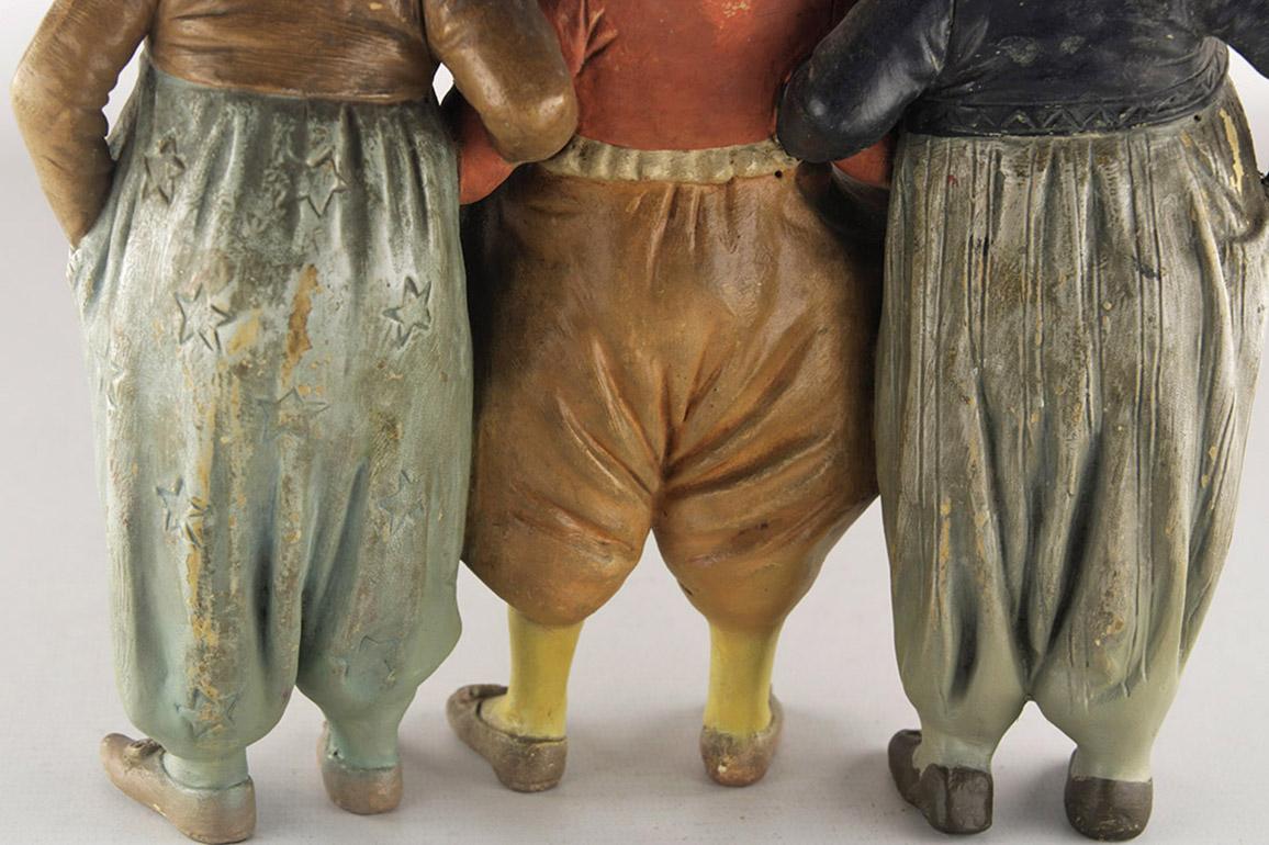 Rare et vintage - Figure détaillée de trois clowns en terre cuite Bon état à North Miami, FL