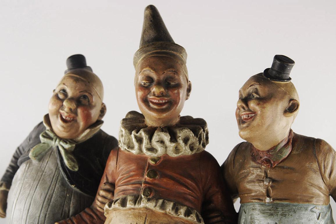 20ième siècle Rare et vintage - Figure détaillée de trois clowns en terre cuite