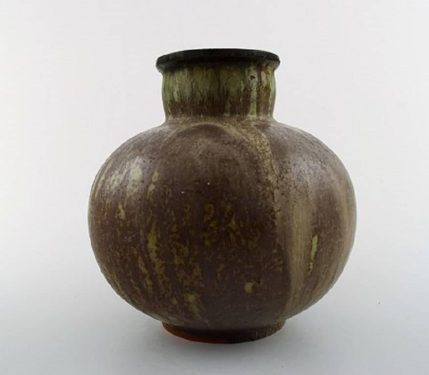 Rare and early Arne Bang for Holmegaard ceramic vase, 1930s.
Stamped HG 44.
Glaze in brown and earth-colored shades.
In perfect condition.
Measures: 17 x 16 cm.