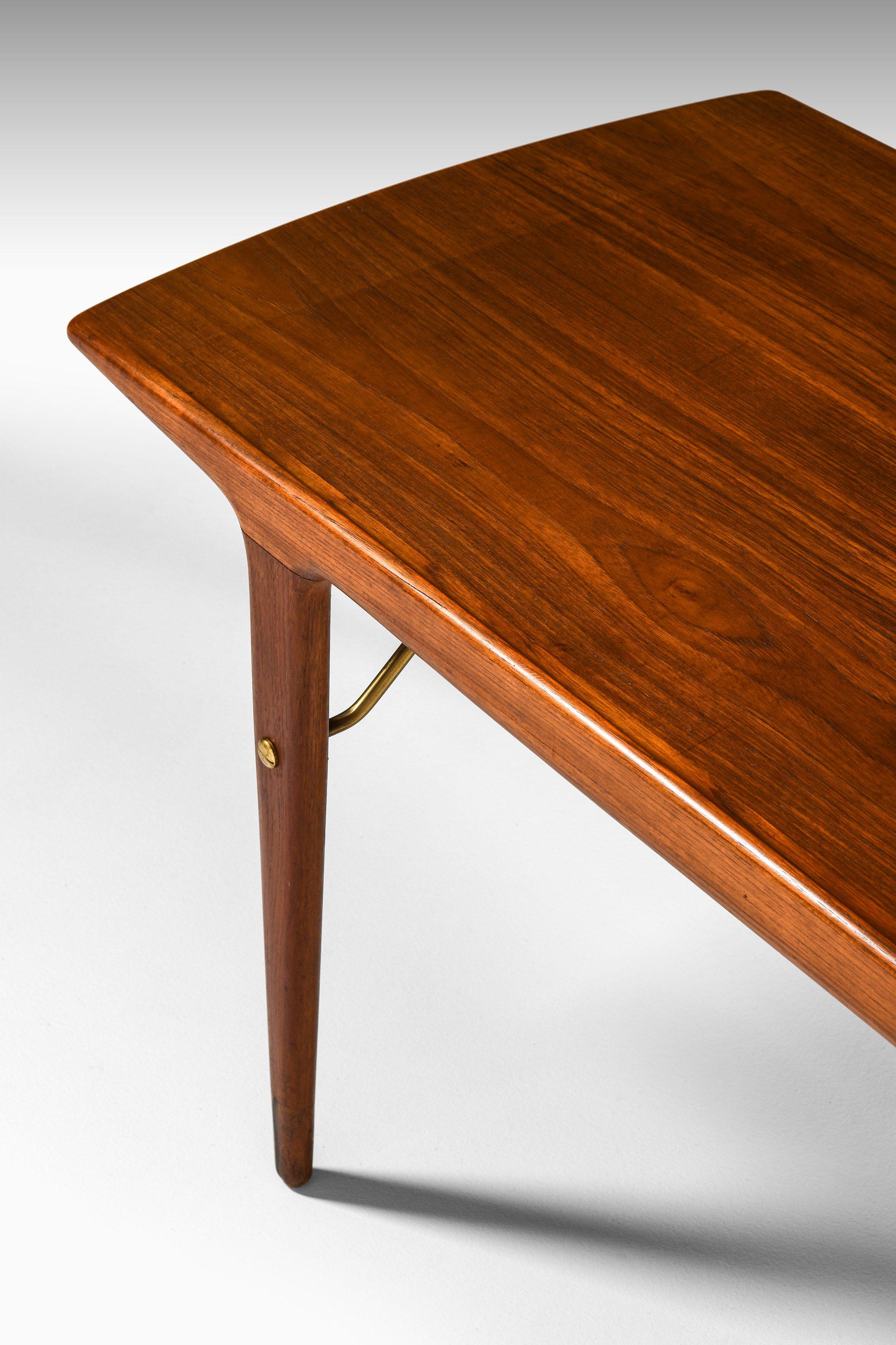 Scandinave moderne Rare et ancienne table basse en teck et laiton de Johannes Andersen, années 1950 en vente