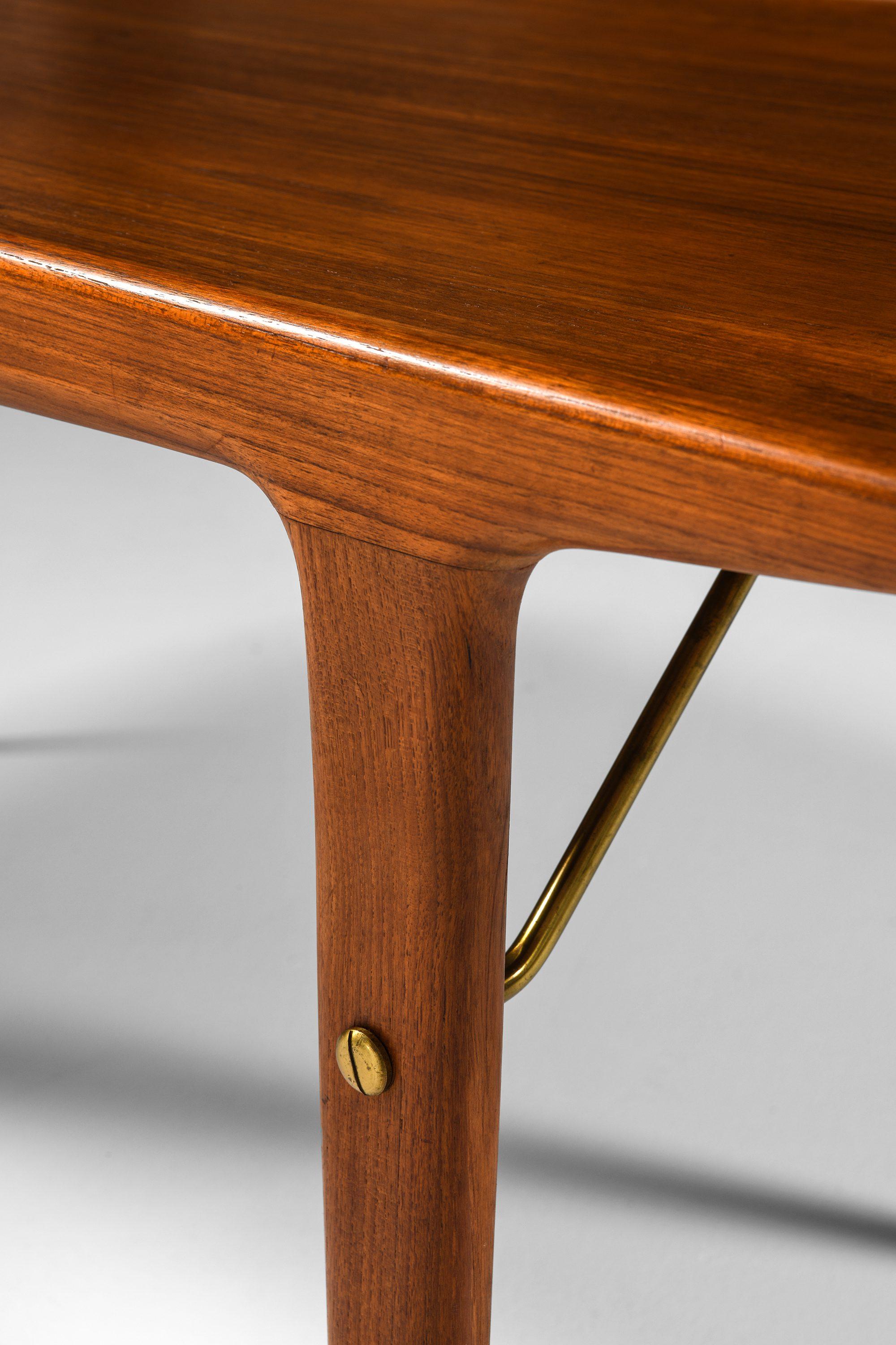 Danois Rare et ancienne table basse en teck et laiton de Johannes Andersen, années 1950 en vente