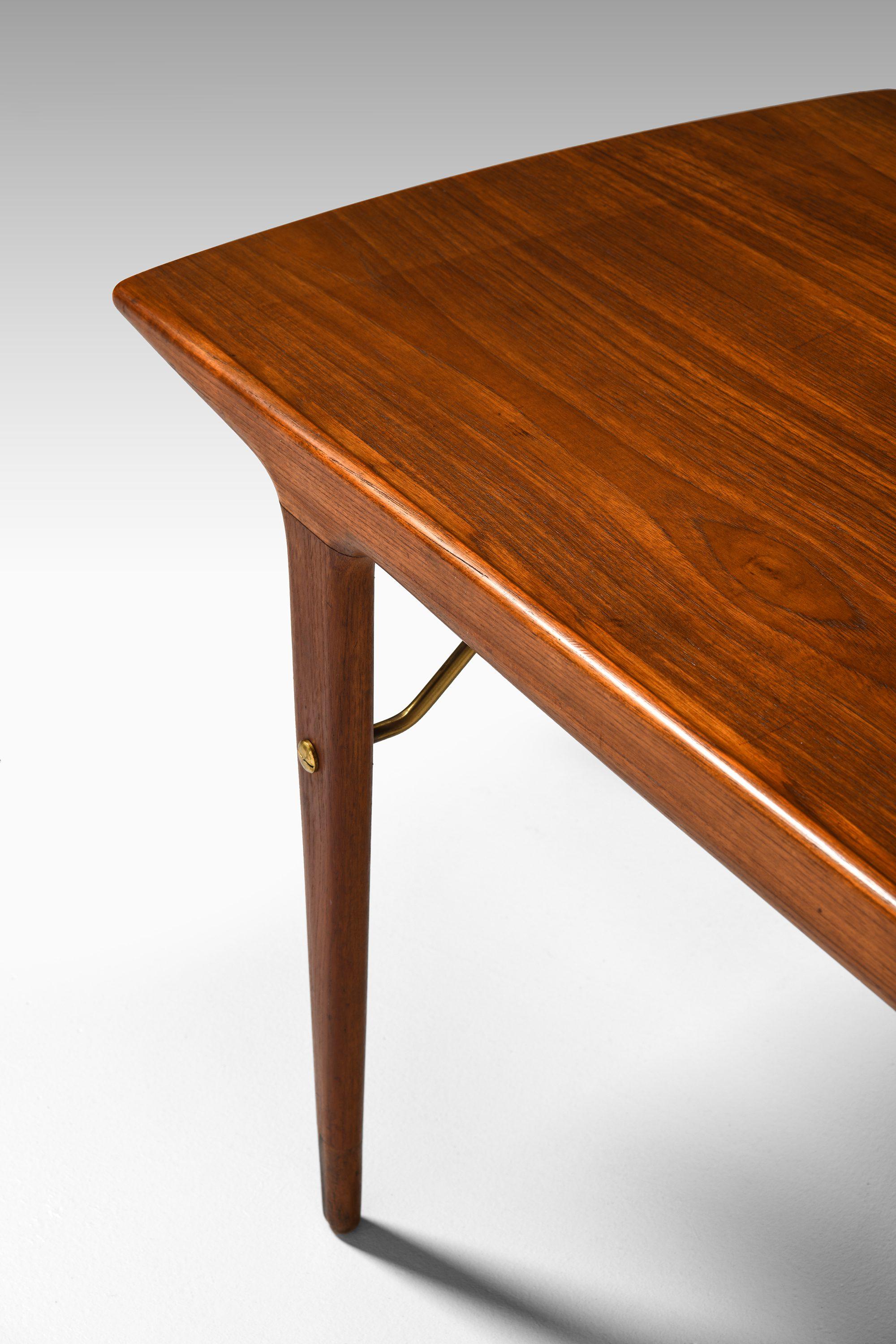Rare et ancienne table basse en teck et laiton de Johannes Andersen, années 1950 Bon état - En vente à Limhamn, Skåne län