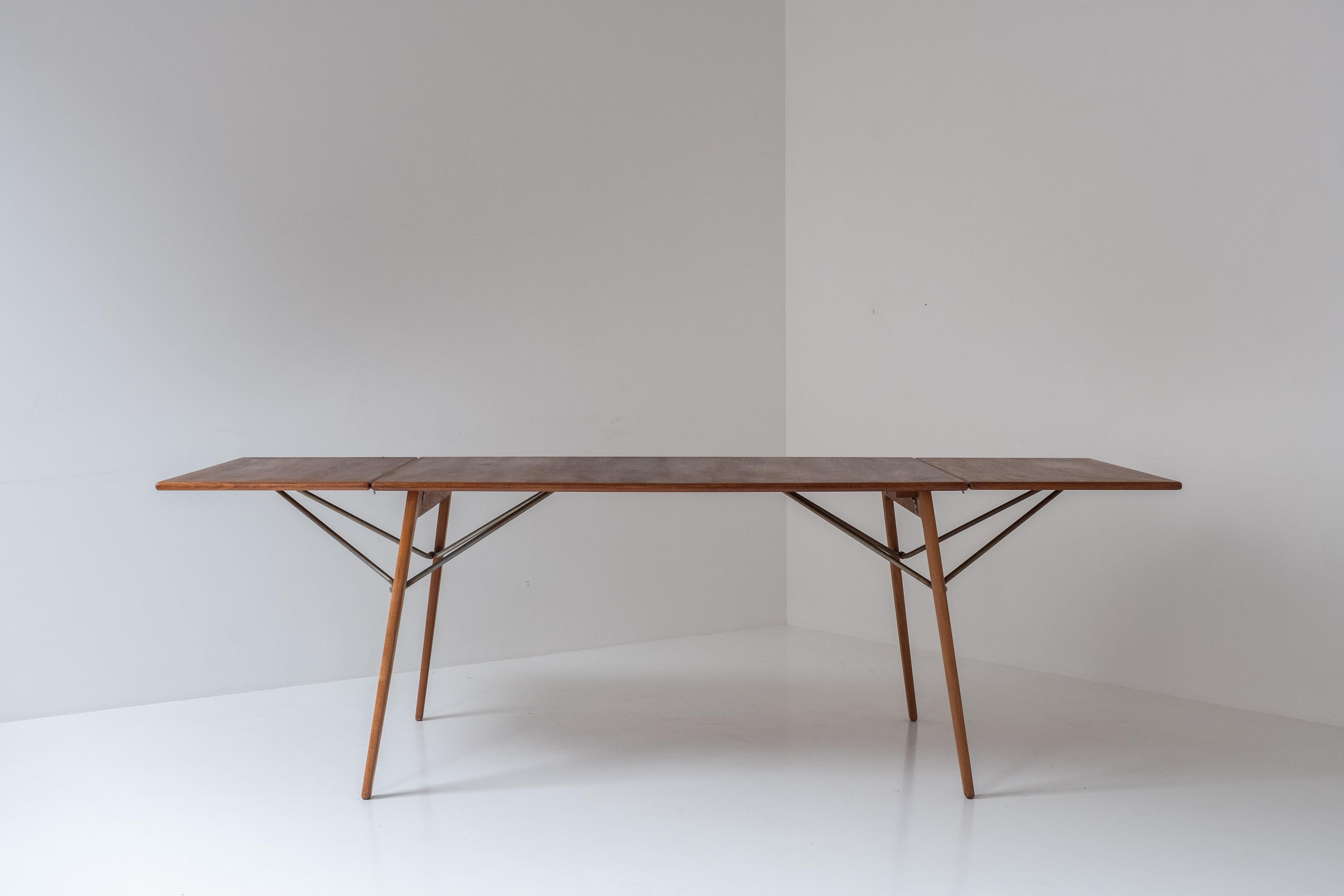 Rare version of this drop leaf table by Børge Mogensen for Søborg Mobelfabrik, Denmark 1953. This is model 162 and is made out of oak, teak and steel. Presented in its original untouched condition with a beautifull soft overall patina. The table has