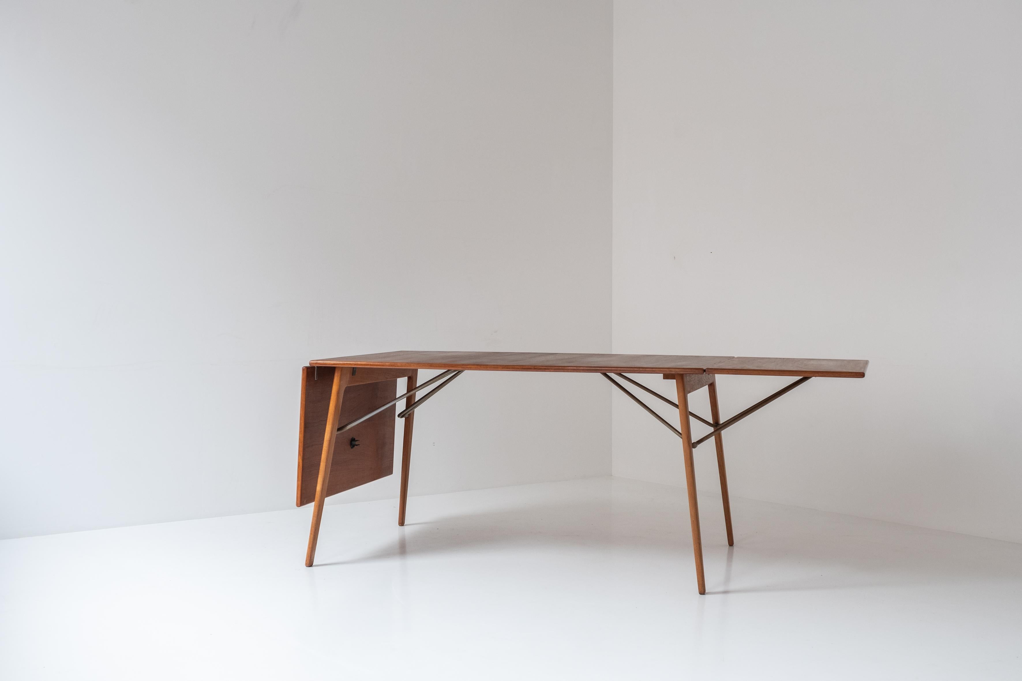 Rare and early drop leaf table by Børge Mogensen for Søborg Mobelfabrik, DK 1953 In Good Condition For Sale In Antwerp, BE