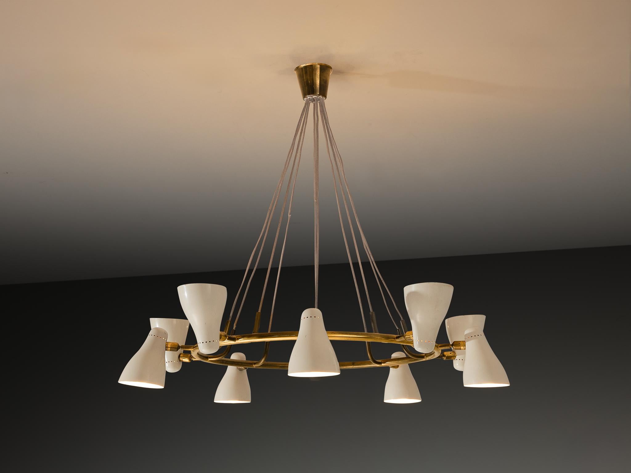 italien Rare et ancien lustre Giuseppe Ostuni pour O-Luce en laiton avec abat-jour blanc en vente