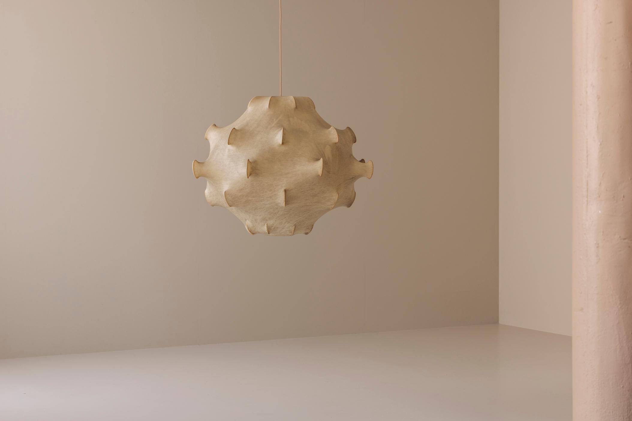 Un'eccezionale e rara prima produzione del ciondolo Taraxacum, disegnato negli anni '60 da Achille e Pier Giacomo Castiglioni per Flos. Delle due versioni create dai fratelli Castiglioni, questa è la più grande e la più rara, il che la rende un