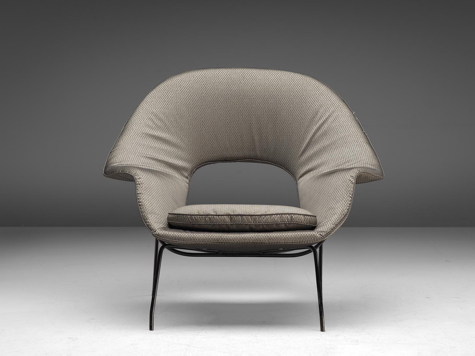 Eero Saarinen for Knoll, early model 'Womb' chair, fabric and metal, United States, design 1946-1948, production 1950s.

This shelled, cushioned lounge chair is designed between 1946 and 1948 by Eero Saarinen. The chair was a specific request by