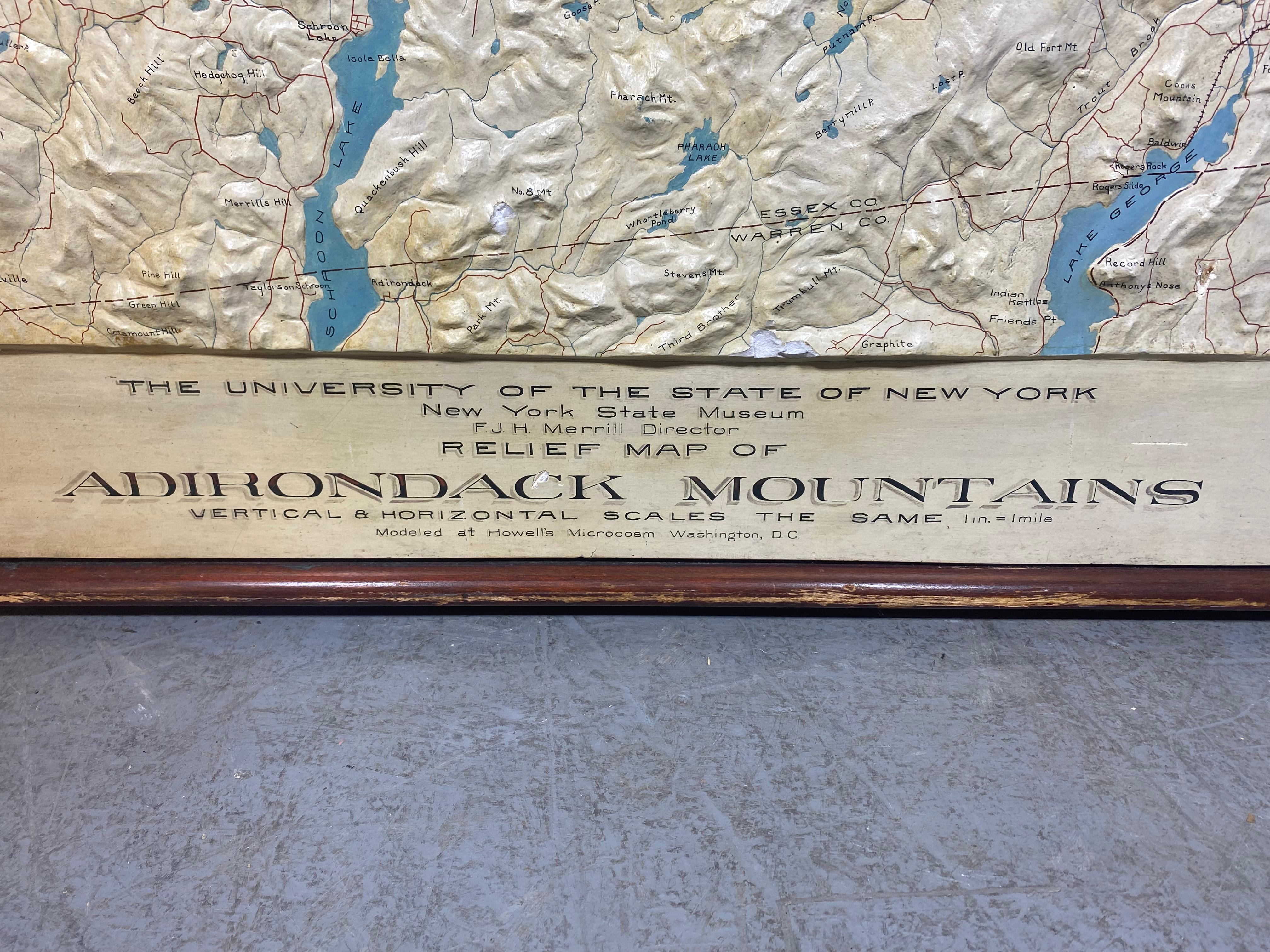 Rare et ancienne carte en relief en plâtre monumental des montagnes Adirondack par l'Université de l'État de New York,  New York State Museum..F J H Merrill directeur,,,,modelé par Howell's Microcosm,,,, Un exemple stupéfiant,, à mon avis fait au