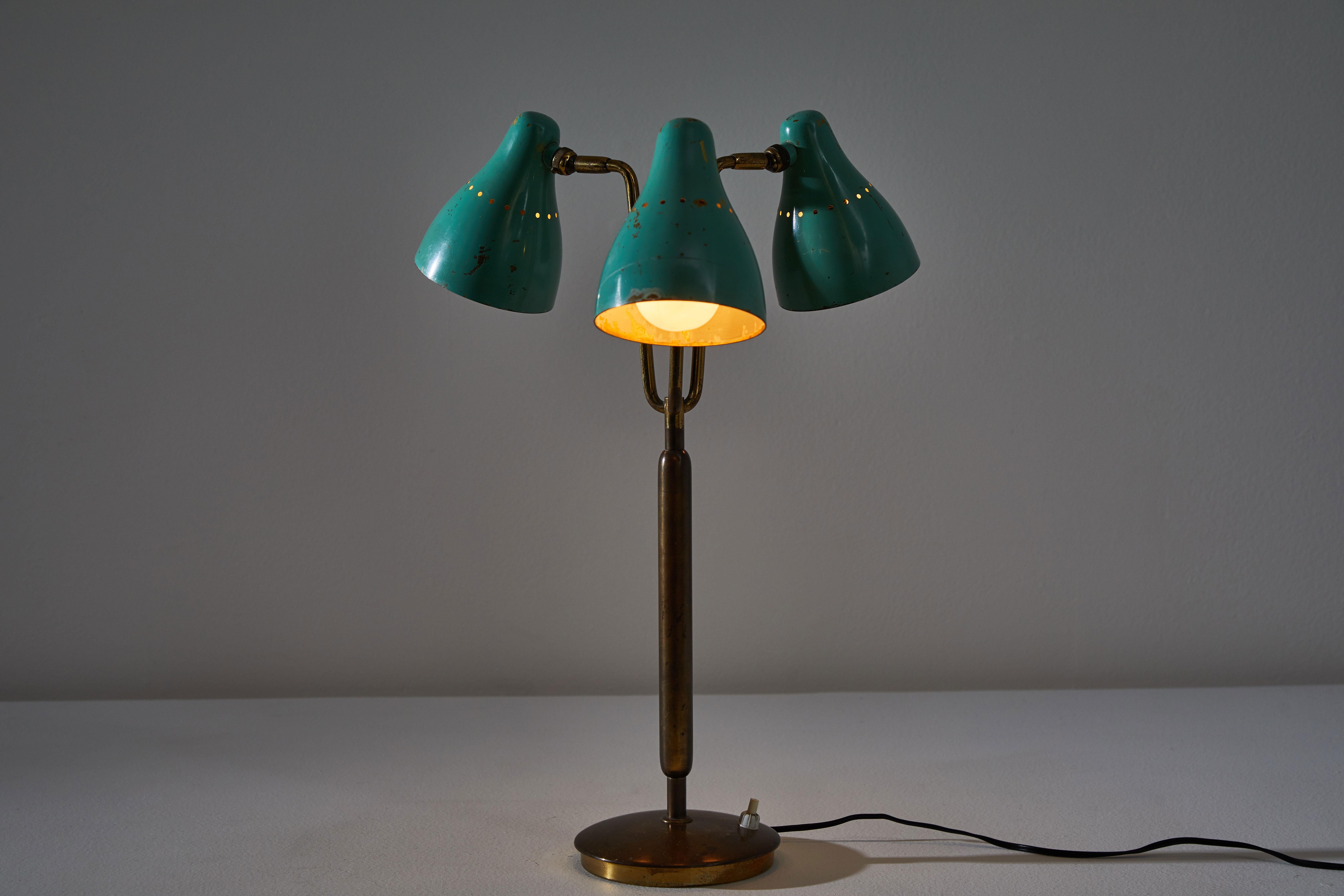 Rare and early Stilnovo table lamp. Manufactured in Italy, circa 1950s. Original, enameled metal articulating shades, brass hardware.
Takes three E14 European candelabra 15w maximum bulbs.