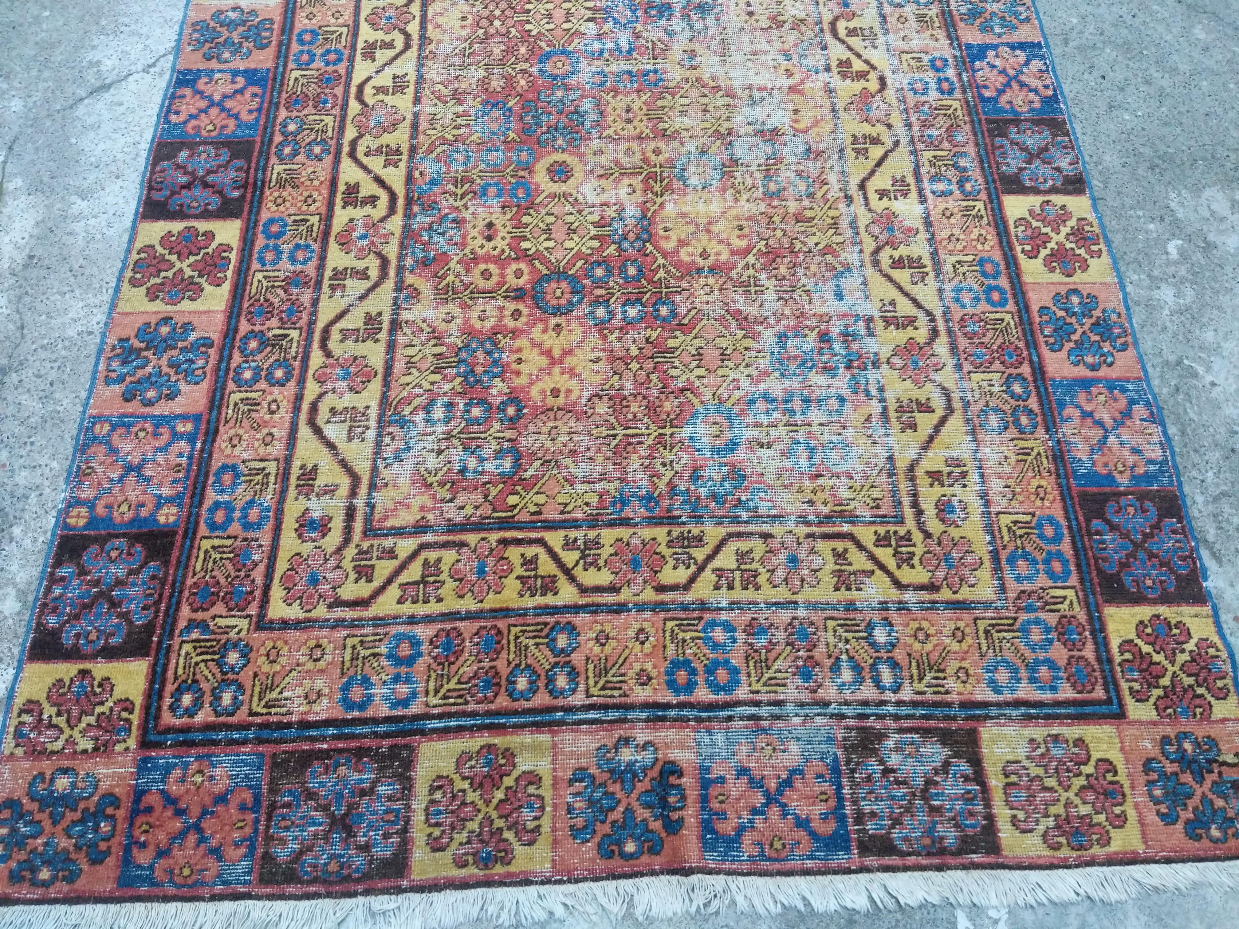 Khotan Rare et élégant tapis Yarkand Samarkand ancien du 18ème siècle en détresse en vente