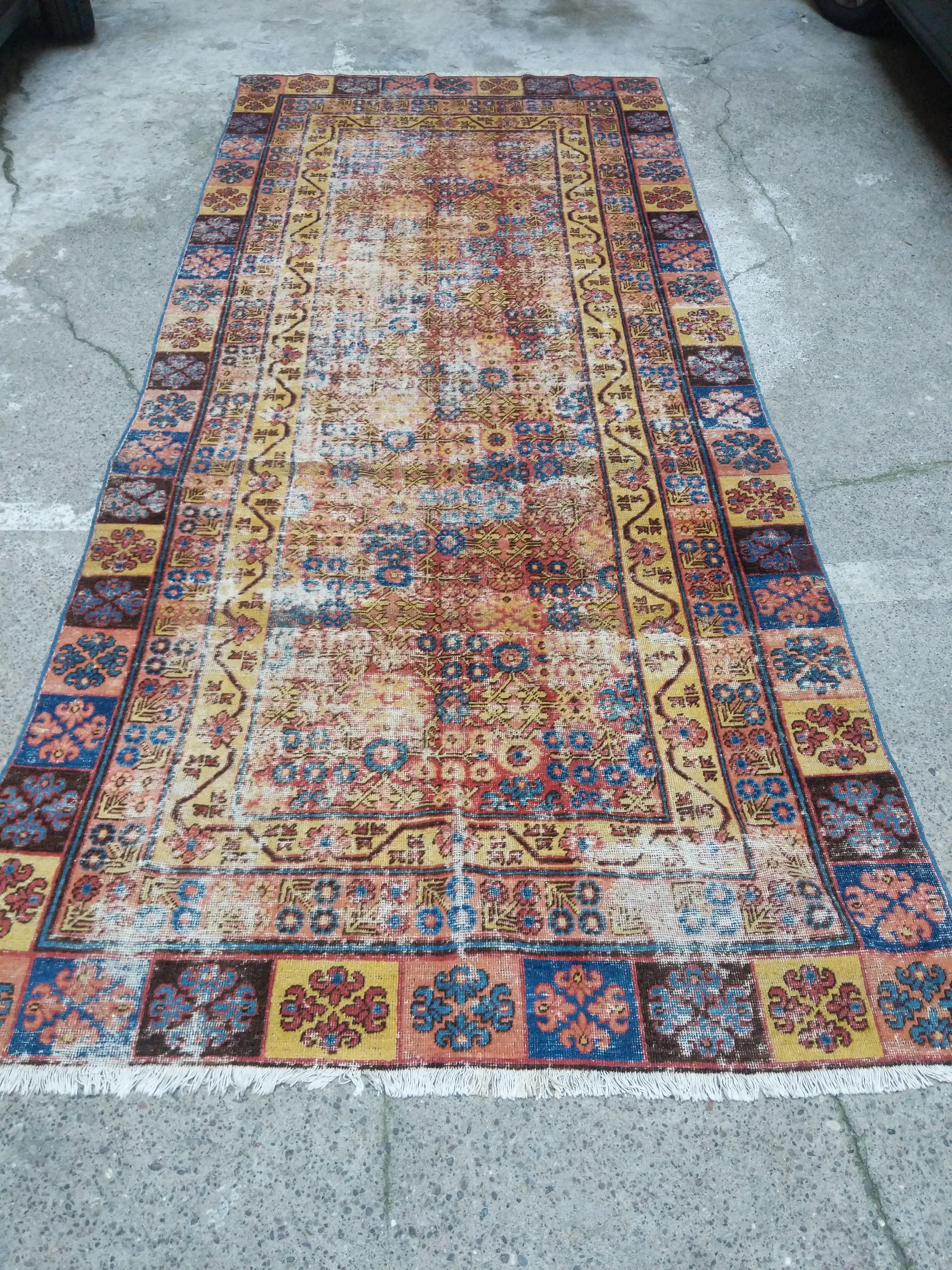 Rare and Elegant 18th Century Antique Yarkand Samarkand Distressed Rug In Distressed Condition For Sale In Milan, IT
