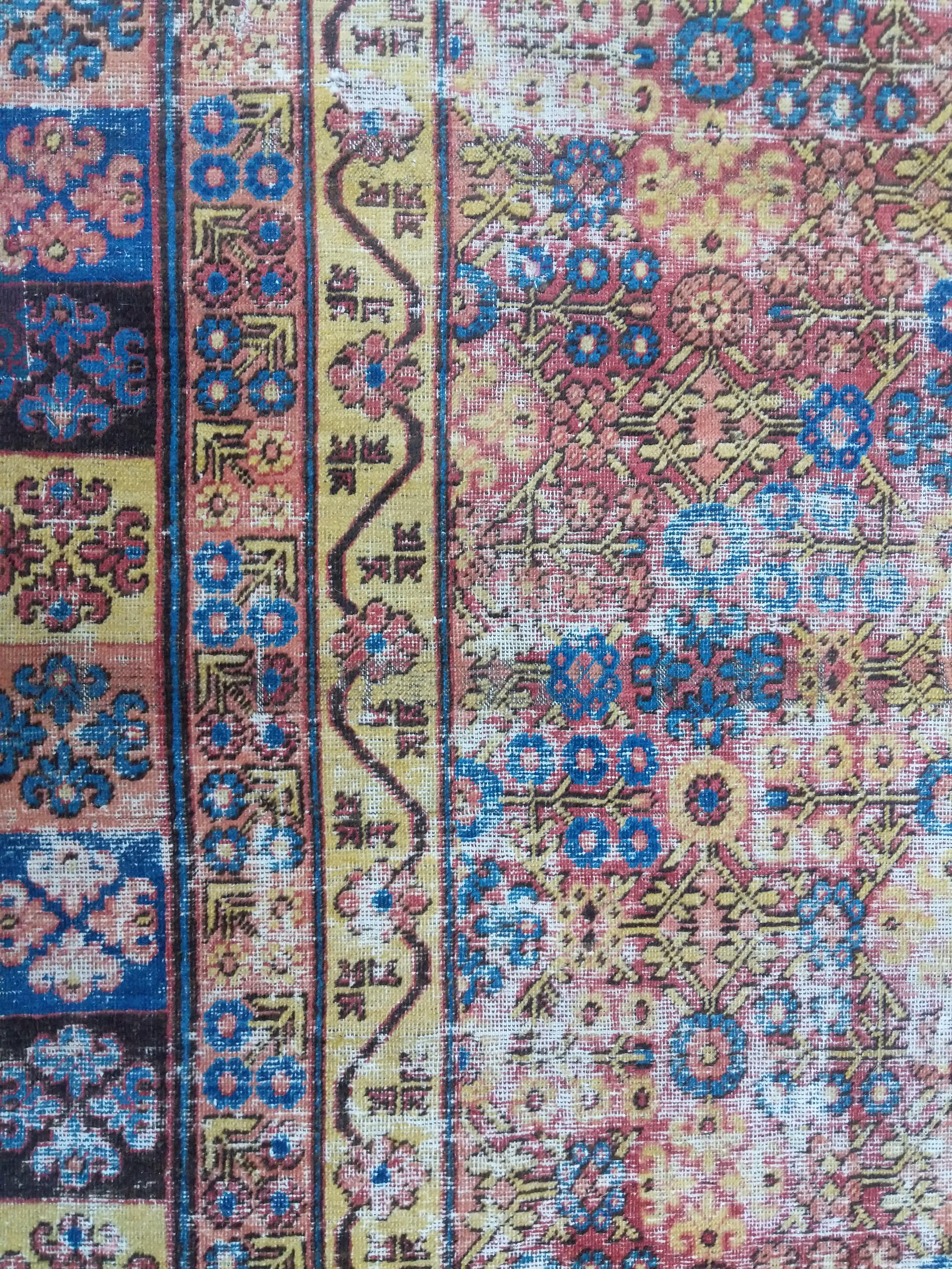 Fin du XVIIIe siècle Rare et élégant tapis Yarkand Samarkand ancien du 18ème siècle en détresse en vente