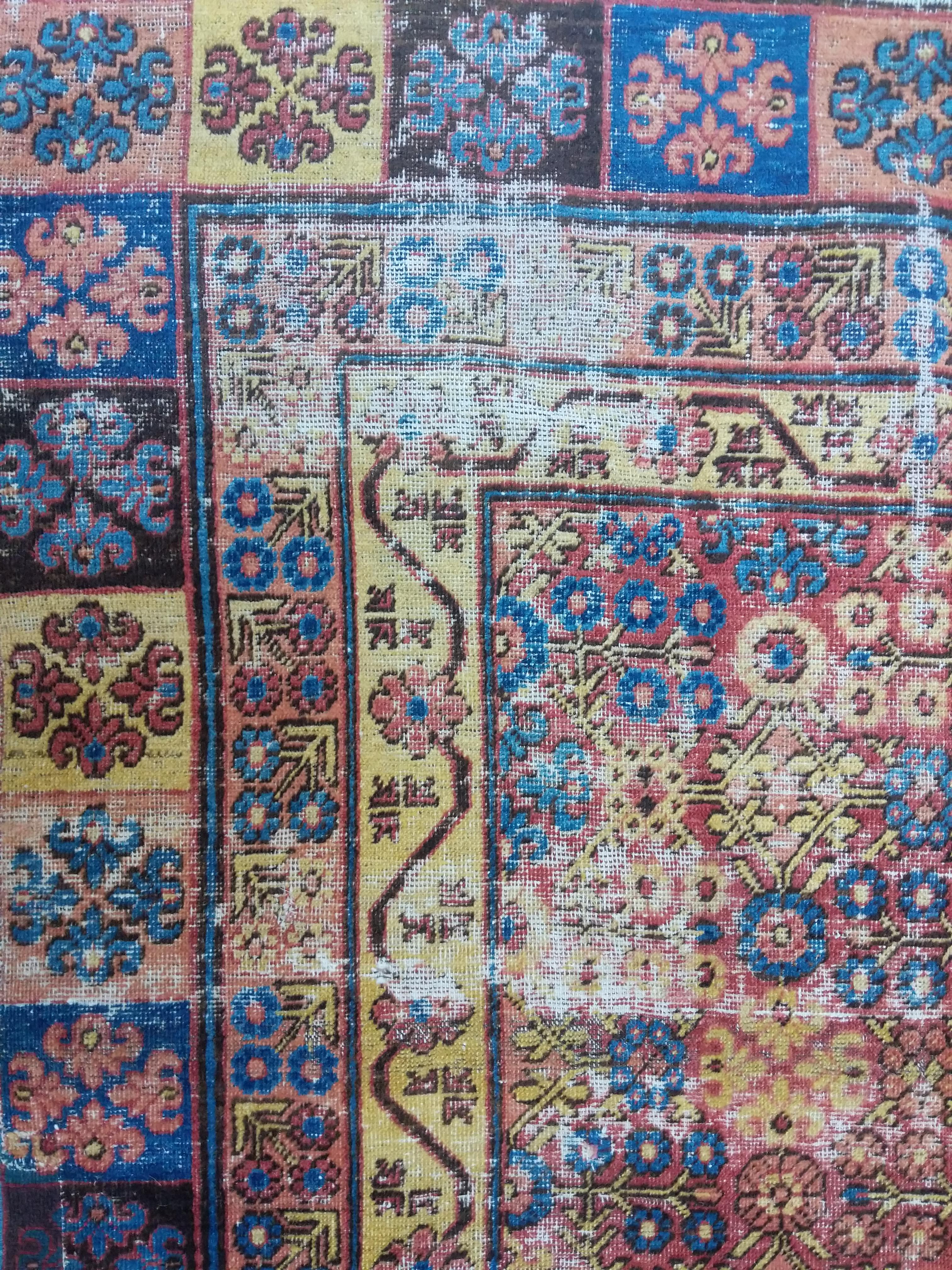Laine Rare et élégant tapis Yarkand Samarkand ancien du 18ème siècle en détresse en vente