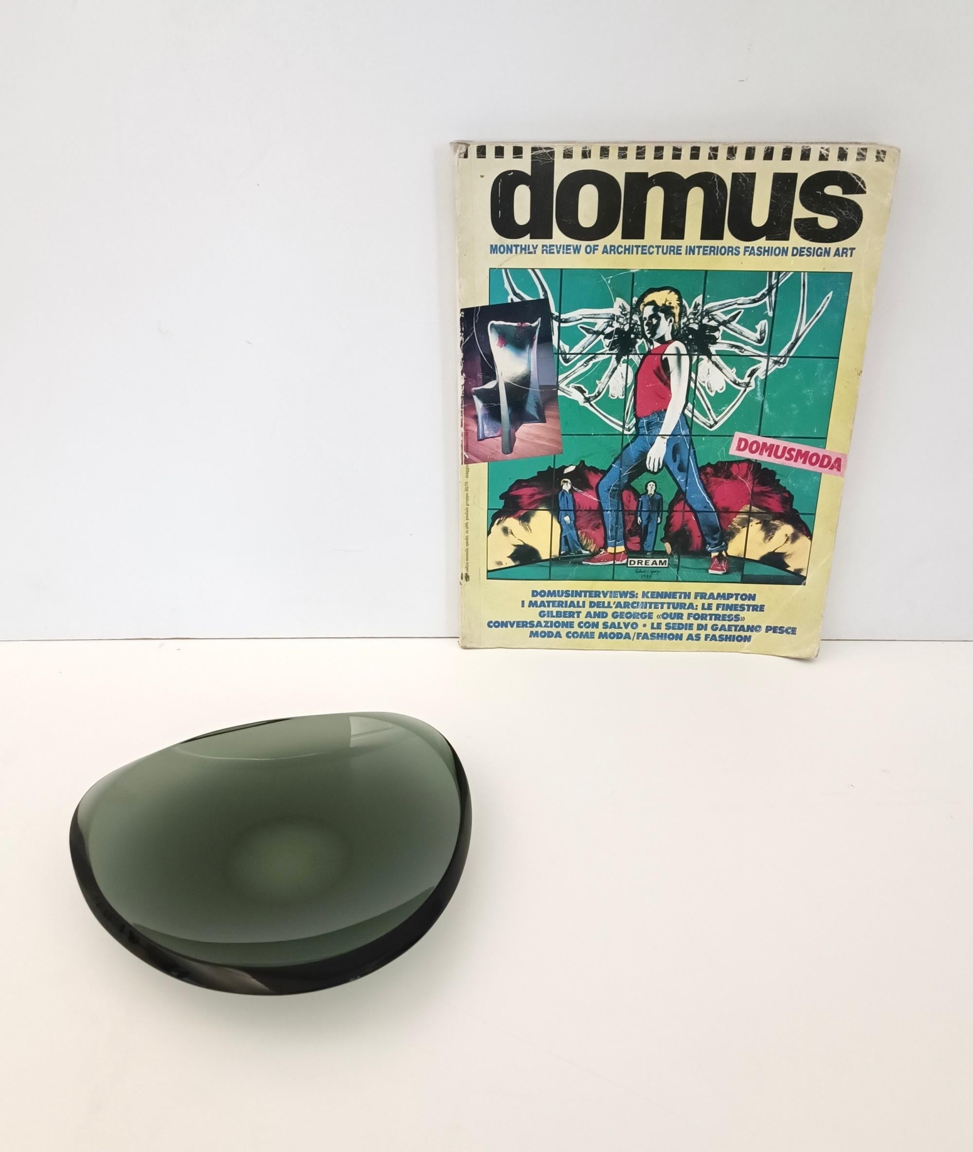 Made in Italy, 1950s - 1960s. 
This vide-poche / ashtray is made in 3-cm thick dark green curved and ground glass. 
On the bottom it shows slight traces of use. 
It is a vintage piece, but it can be considered as in excellent original condition and