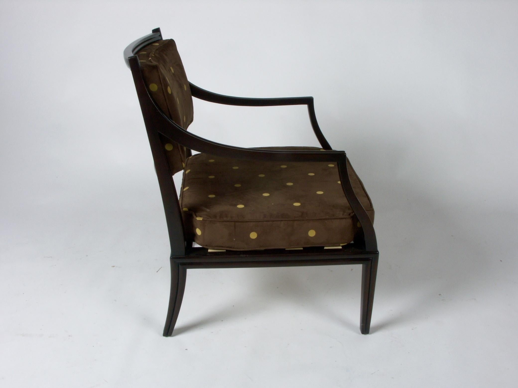 Sillón Edward Wormley para Dunbar. Model No. 6309, parte de la colección Hoy y Mañana, hacia 1963. Bonito armazón de caoba canalizada con cojines de asiento y respaldo de ultrasuede. Recién tapizada en ultra ante marrón chocolate con lunares de