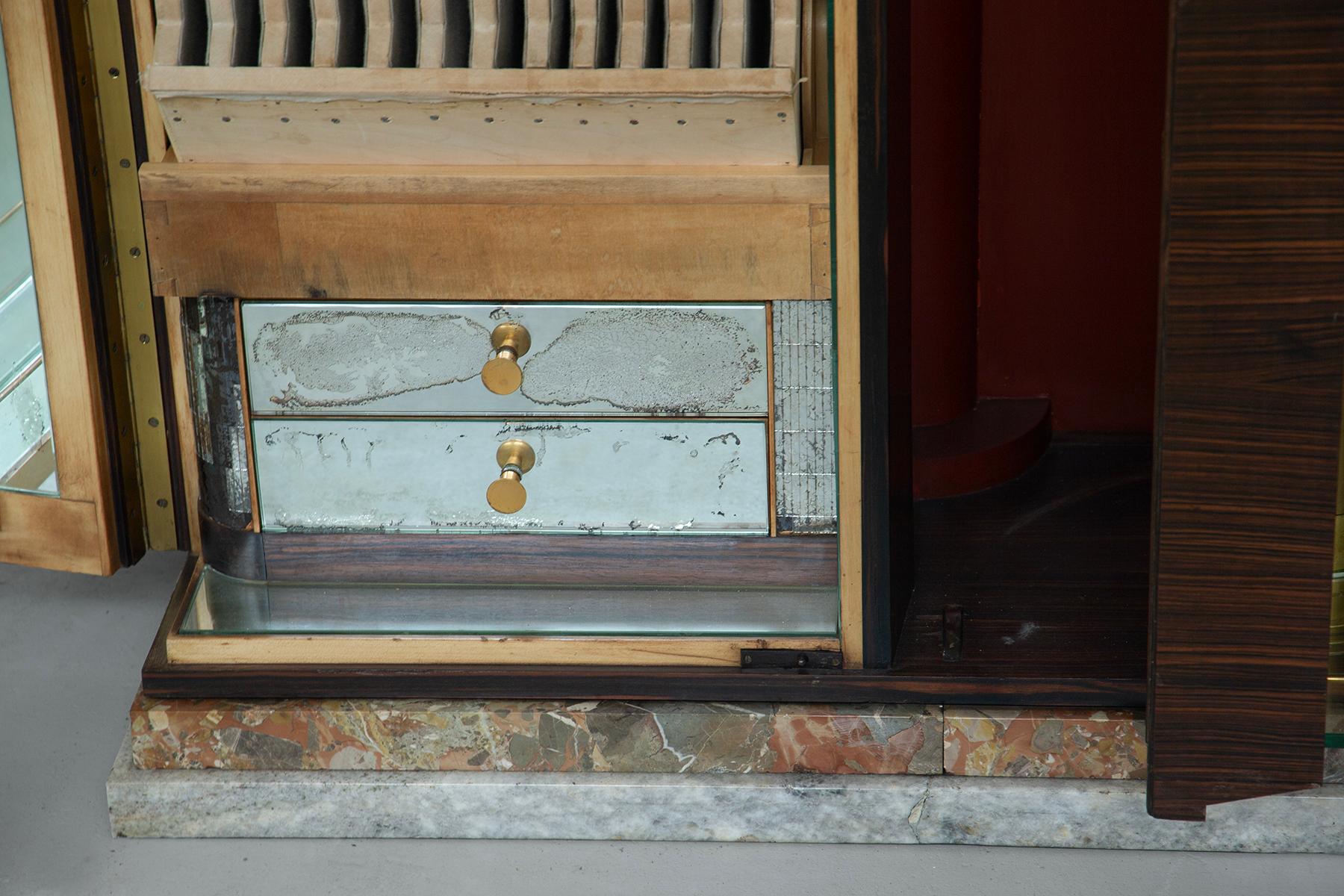 Rare and elegant Italian Art Deco Chinese style Bar cabinet For Sale 7