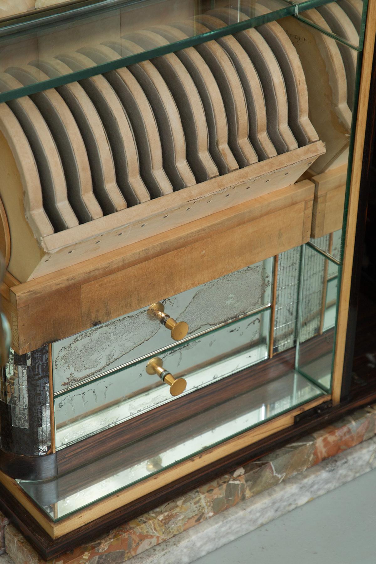 Rare and elegant Italian Art Deco Chinese style Bar cabinet For Sale 11