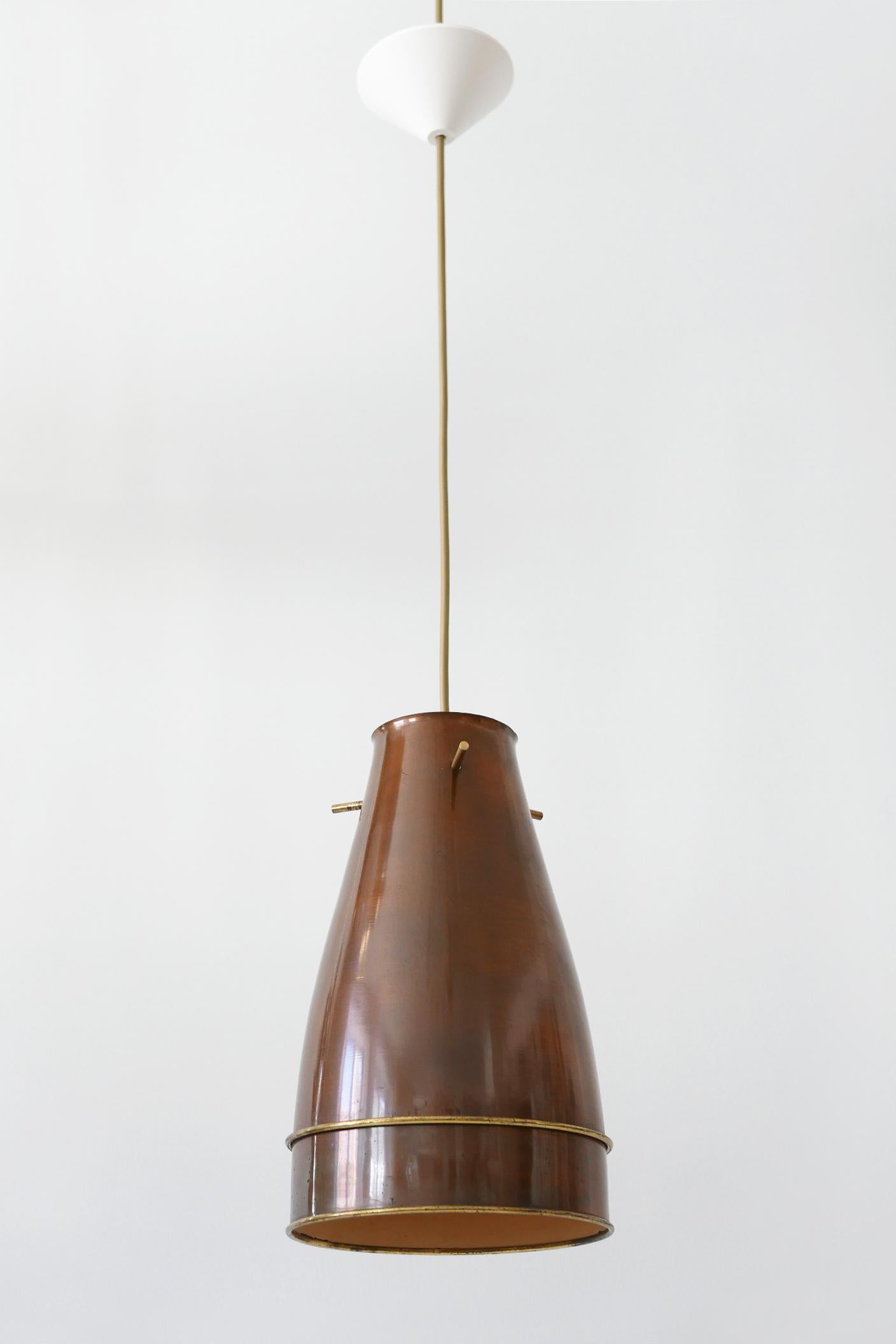 Elegant Mid-Century Modern brass pendant lamp or hanging light. Designed and manufactured in Germany, 1950s.

Executed in copper anodized solid brass, it comes with 1 x E27 Edison screw fit bulb holder, is rewired and in working condition. It runs