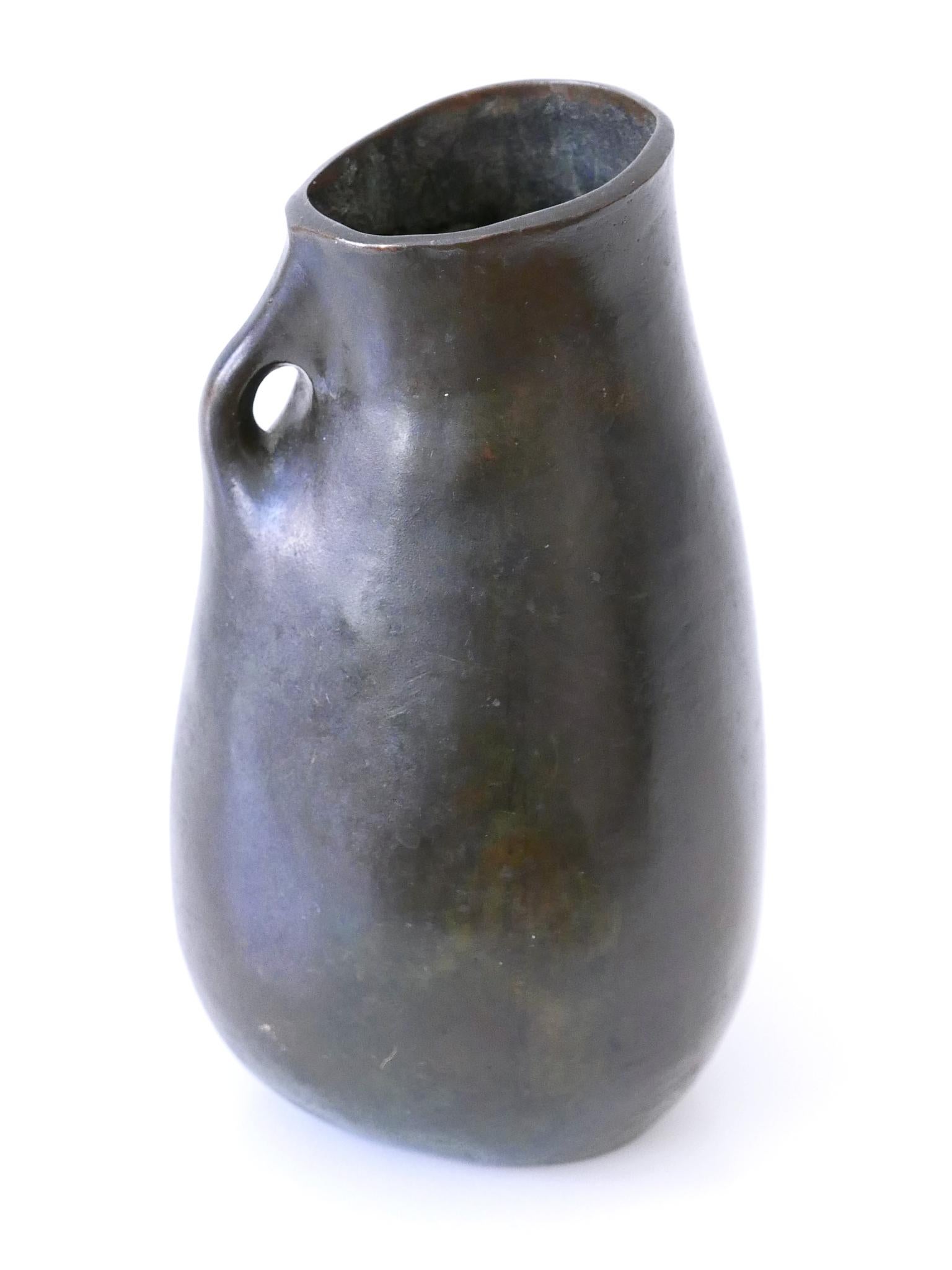 Rare et élégant vase en bronze moderne du milieu du siècle dernier, Allemagne, années 1960, signé : RNR en vente 3